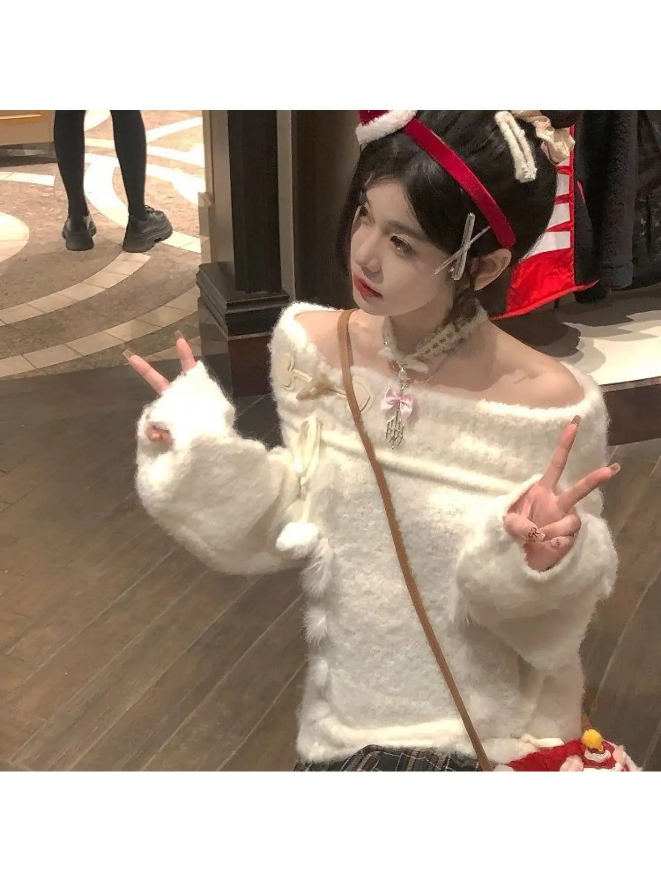 【オフショルダー】ニット セーター レディース 肩出し トップス リボン ポンポン シャギーニット モヘアタッチ ふわふわ もこもこ 柔らかい 暖かい 長袖 ゆったり オーバーサイズ 体型カバー 華奢見え 着痩せ 大人可愛い フェミニン ガーリー 白 秋冬 デート 女子会