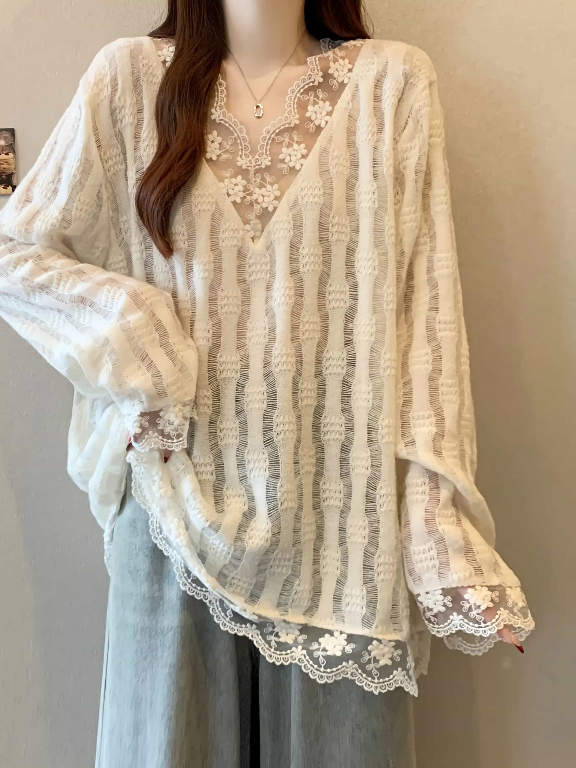 【花柄レース】 カットソー レディース 長袖 Vネック トップス シアー ブラウス 透け感 チュニック ロンT 刺繍 シースルー ストライプ調 プルオーバー 重ね着 レイヤード ビッグシルエット オーバーサイズ ゆるシルエット 体型カバー お尻が隠れる 二の腕カバー｜Yokos