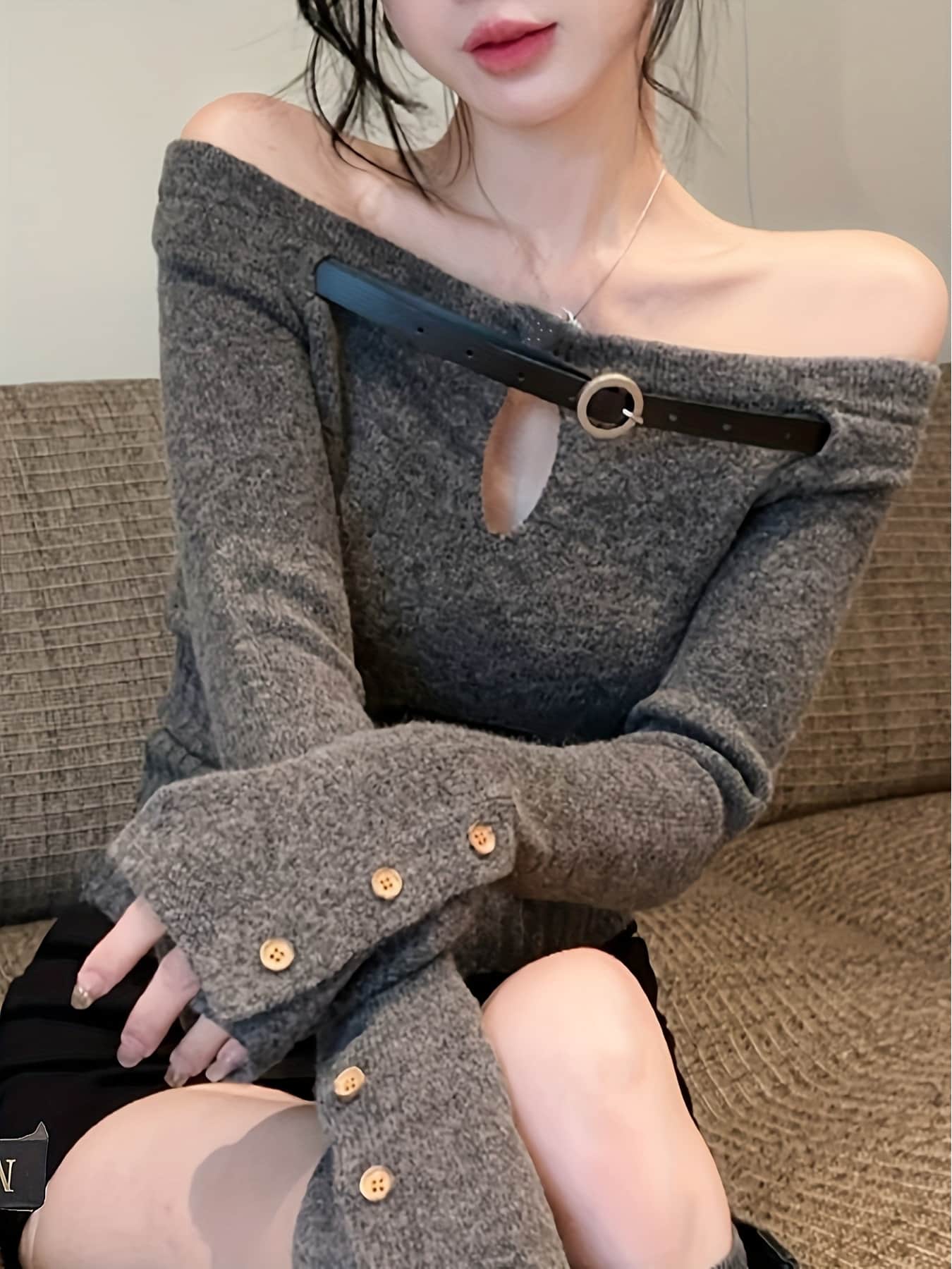 【ベルト付き】 オフショルダー ニット セーター レディース 肩出し トップス 胸元あき カットアウト タイト スリム ショート丈 クロップド丈 長袖 袖ボタン 飾りボタン 韓国ファッション ギャル 地雷系 量産型 Y2K セクシー 鎖骨見え 着痩せ 華奢見え 細見え デート