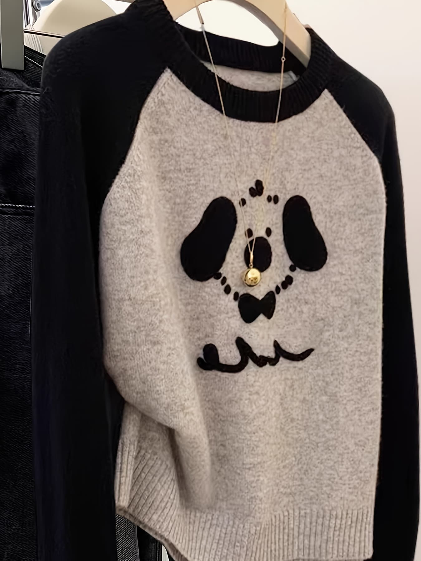 【犬モチーフ】ニット セーター レディース アニマル柄 ラグランスリーブ クルーネック プルオーバー 長袖 トップス バイカラー 配色 ゆるニット チュニック 部屋着 ルームウェア 厚手 暖かい 柔らかい 体型カバー 着痩せ 華奢見え 丸首 ゆったり ワンちゃん｜Yokos