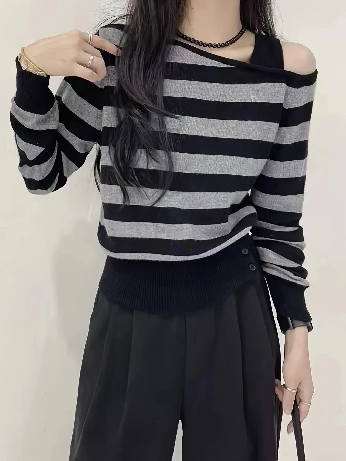 【重ね着風】 ニット トップス レディース ボーダー 肩出し 肩あき オフショルダー 長袖 セーター 韓国 ファッション カットソー プルオーバー アシンメトリー 縞々 伸縮性 ストレッチ 体型カバー 着痩せ 細見え 華奢見え カジュアル きれいめ 大人可愛い おしゃれ 春