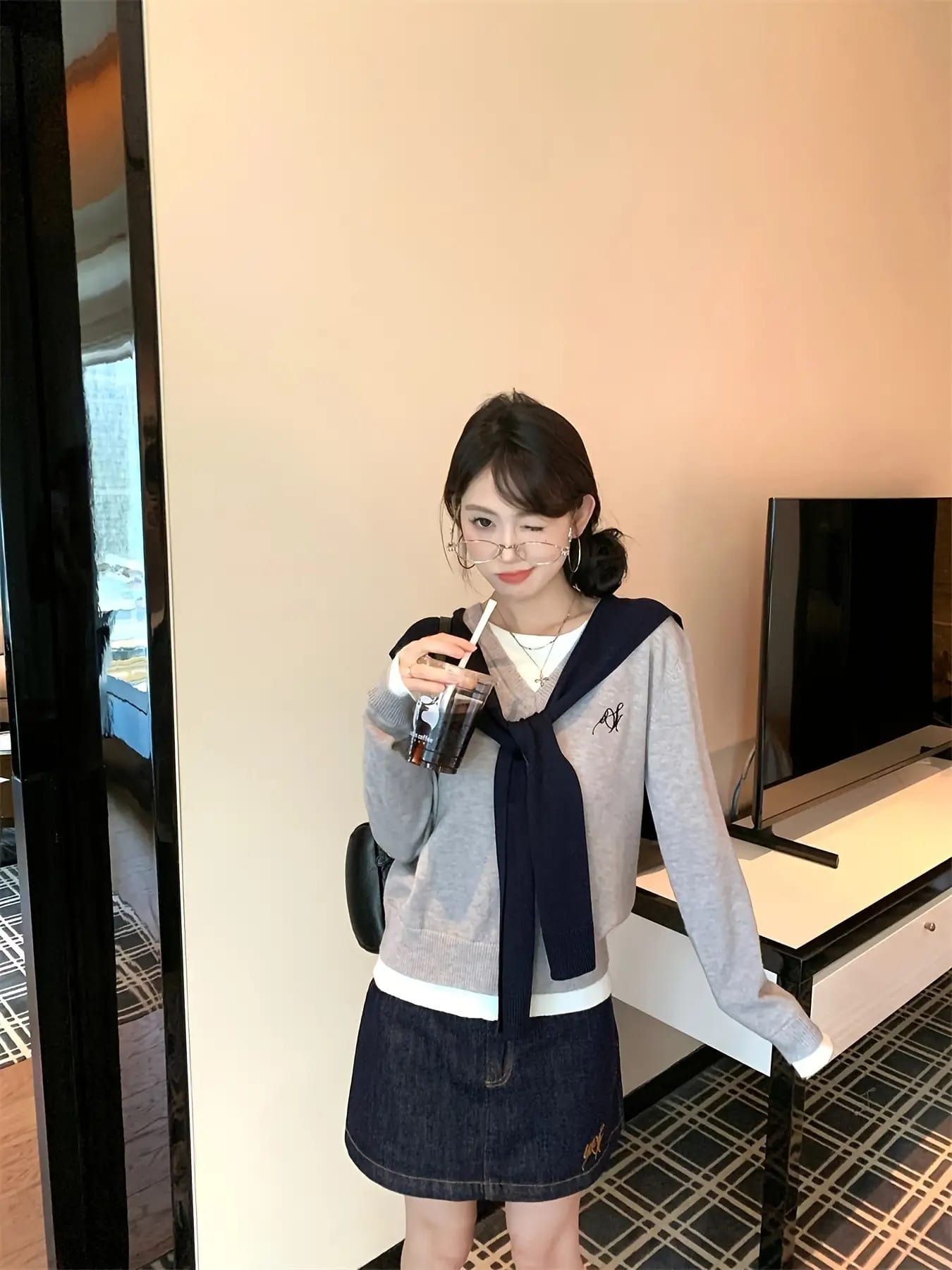 【レイヤード風】ニット レディース セーター 重ね着風 Ｖネック 肩掛け風 プルオーバー トップス 長袖 刺繍 配色 ワンポイント カットソー ニットソー 学院風 トラッド カジュアル きれいめ 大人可愛い 韓国ファッション 体型カバー 着痩せ 細見え 華奢見え 20代 30代