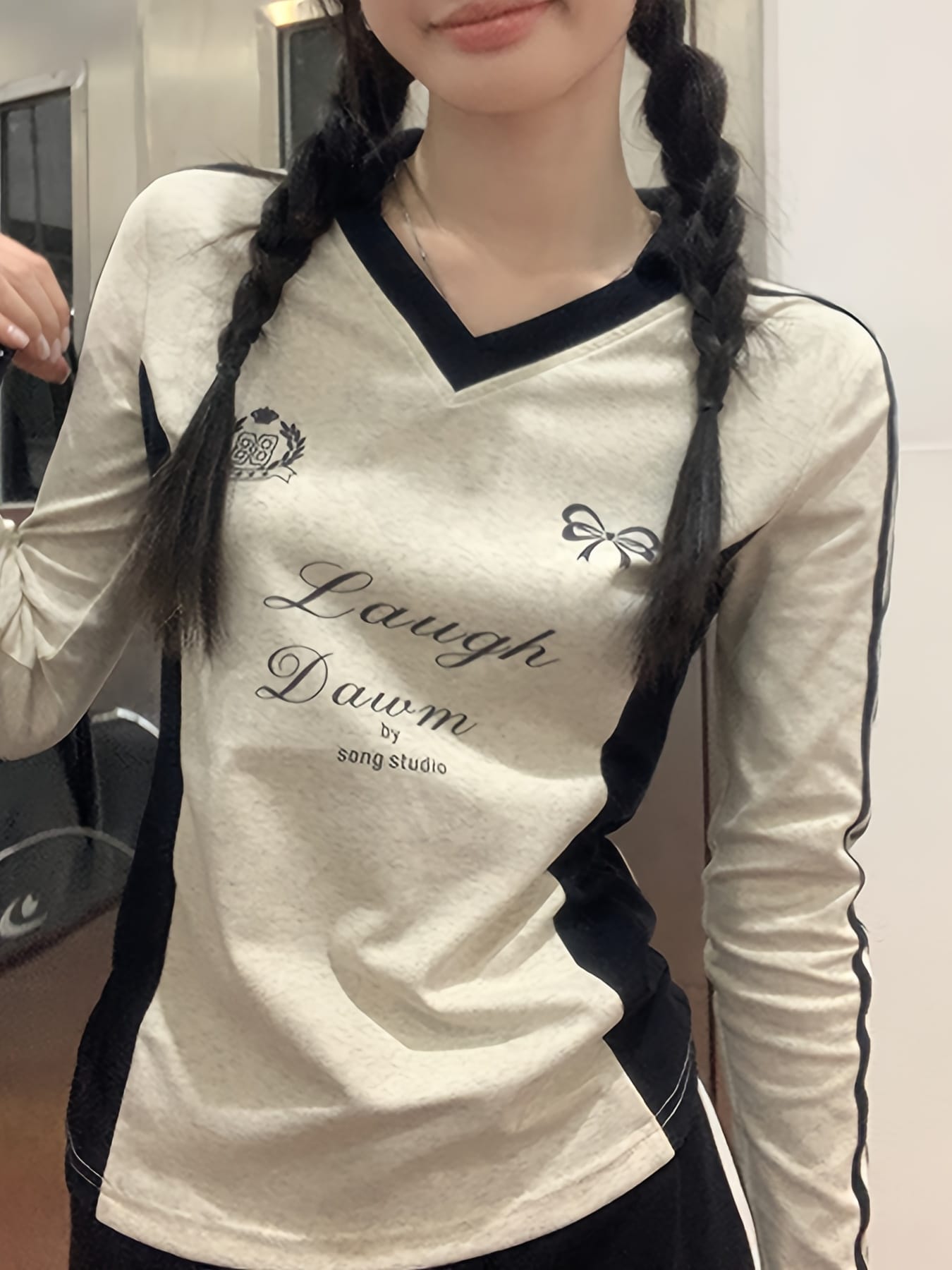 【韓国風★細見え】 Vネック ロンT レディース 長袖 Tシャツ カットソー トップス 配色 バイカラー サイドライン 切り替え ロゴ 英字 プリント リボン タイト スリム 着痩せ スタイルアップ ストリート Y2K カジュアル 春 秋 春服 秋服 おしゃれ かわいい 20代 30代