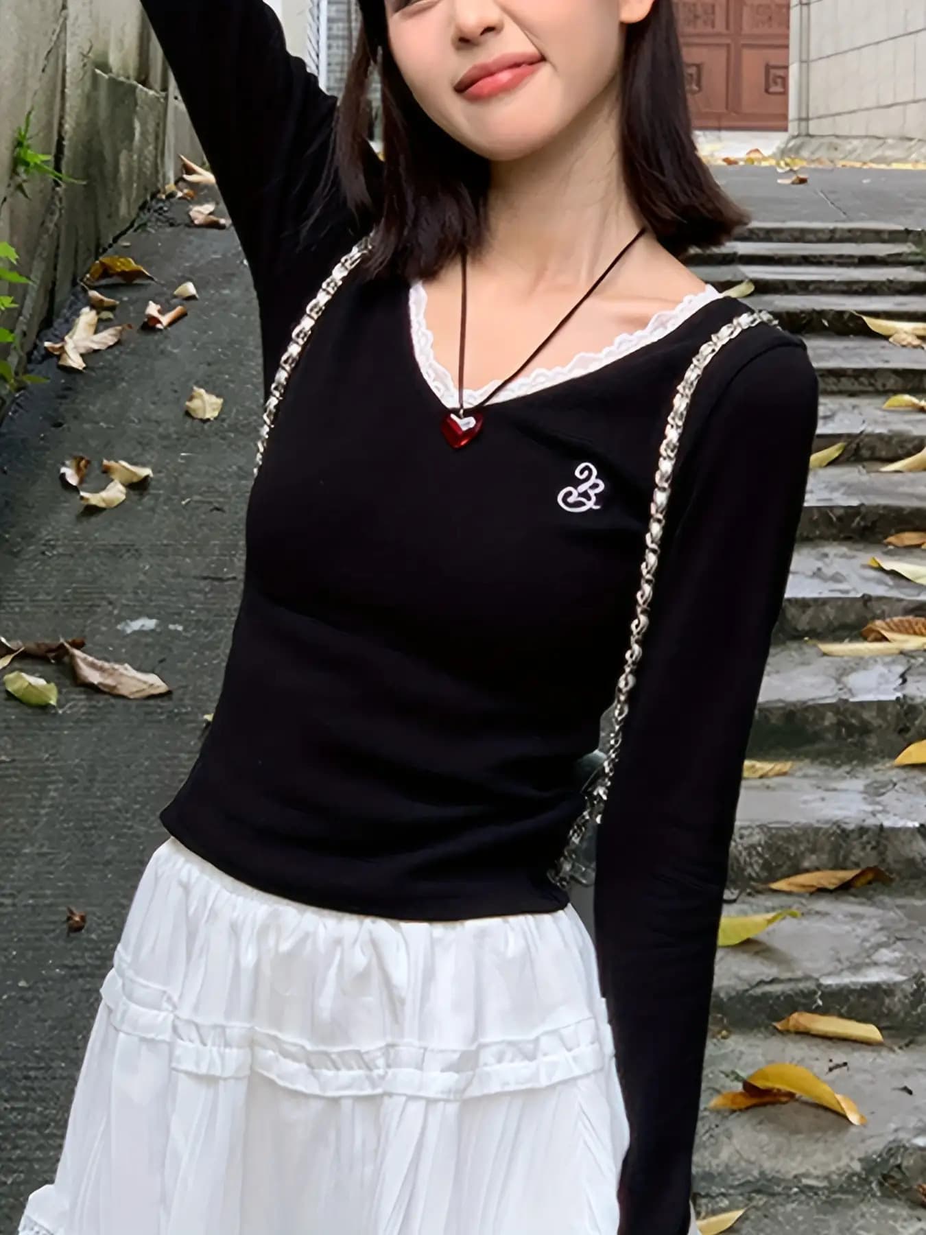 ニット セーター カットソー レディース トップス 長袖 Vネック レース 刺繍 ワンポイント タイト スリム 着痩せ 細見え 華奢見え 重ね着風 フェイクレイヤード ストレッチ 柔らかい 伸縮性 通勤 オフィス OL デート 女子会 お出かけ きれいめ 大人可愛い フェミニン
