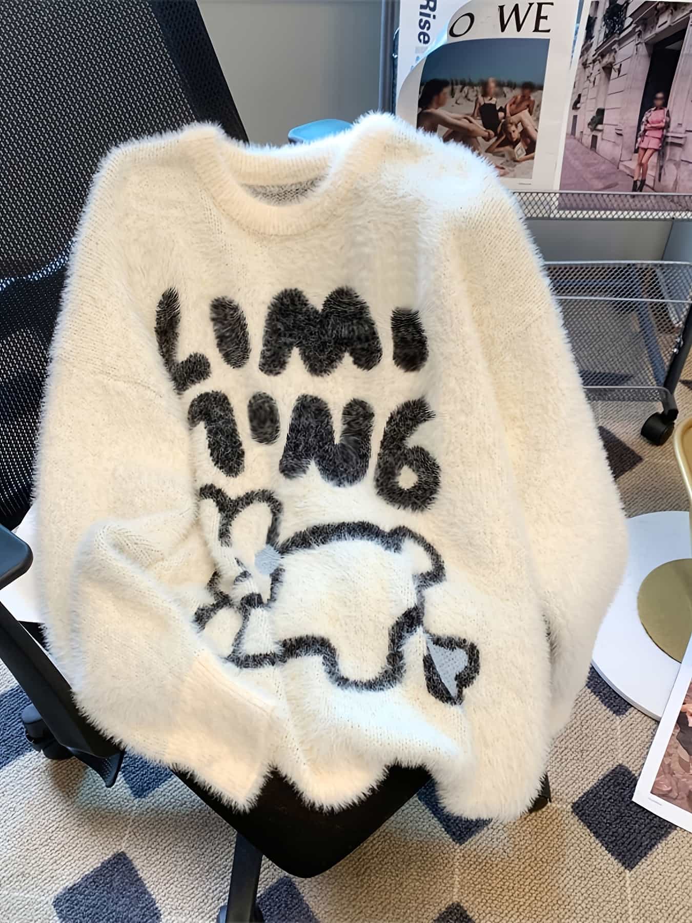 【もこもこ】ニット セーター レディース シャギーニット トップス ヒツジ柄 ロゴ クルーネック ゆったり プルオーバー 長袖 厚手 冬 秋冬 暖かい ふわふわ フェザーニット ビッグシルエット オーバーサイズ 韓国ファッション 体型カバー 着痩せ 細見え 楽ちん