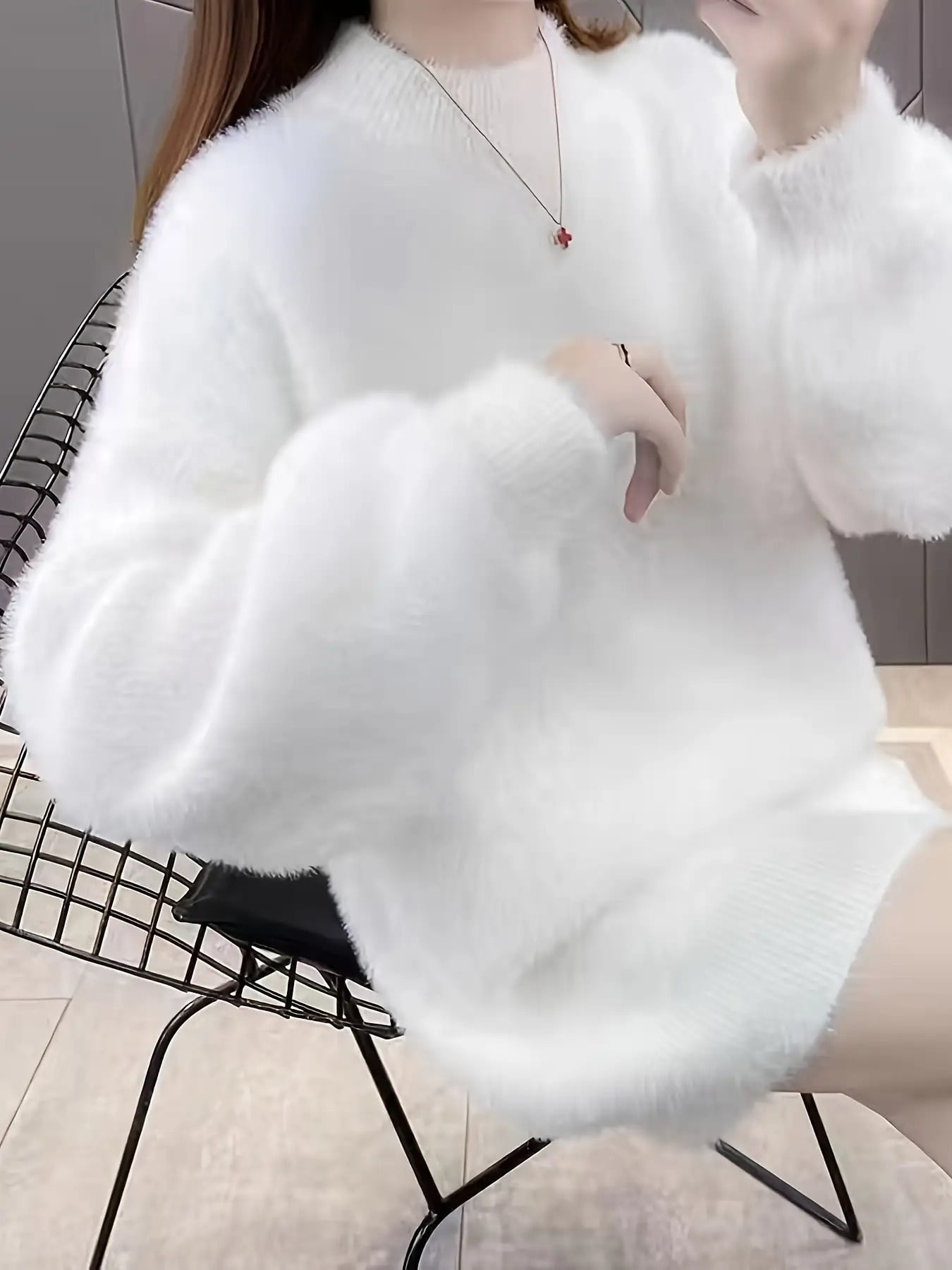 【ふわふわ】ニット セーター レディース トップス シャギー フェザー モヘアタッチ ボトルネック ハイネック プルオーバー ボリューム袖 チュニック丈 ロング ゆったり 体型カバー 二の腕カバー 着痩せ 暖かい あったか 防寒 もこもこ オフィス 通勤 秋 冬 ホワイト 白