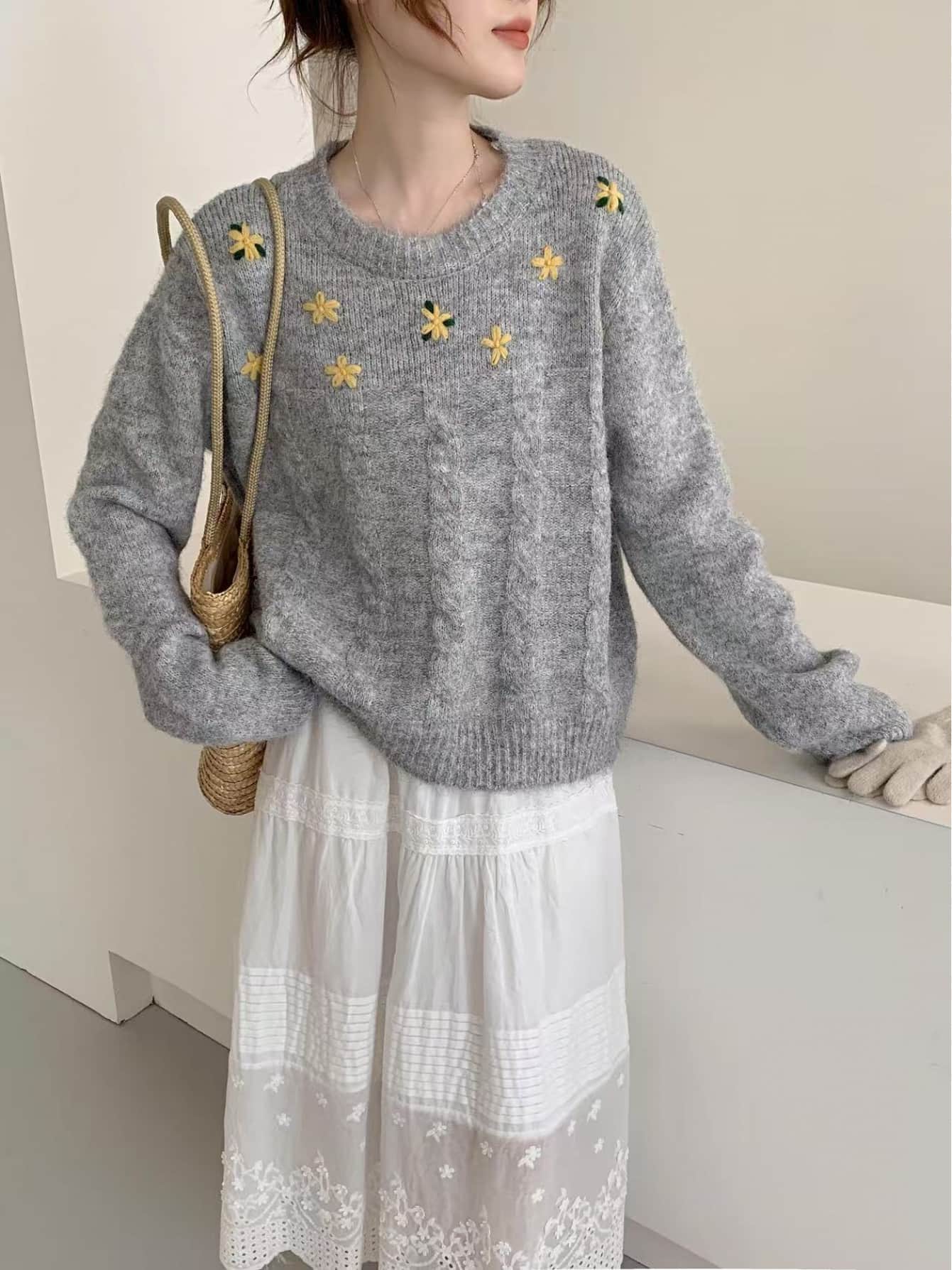 【大人可愛い花刺繍】ニット セーター レディース トップス プルオーバー クルーネック 丸首 ケーブル編み 長袖 花柄 刺繍 刺しゅう ざっくりニット ケーブルニット ゆったり 体型カバー 着痩せ 細見え もっちり 柔らかい 秋冬 秋服 冬服 カジュアル 通勤 通学 デート
