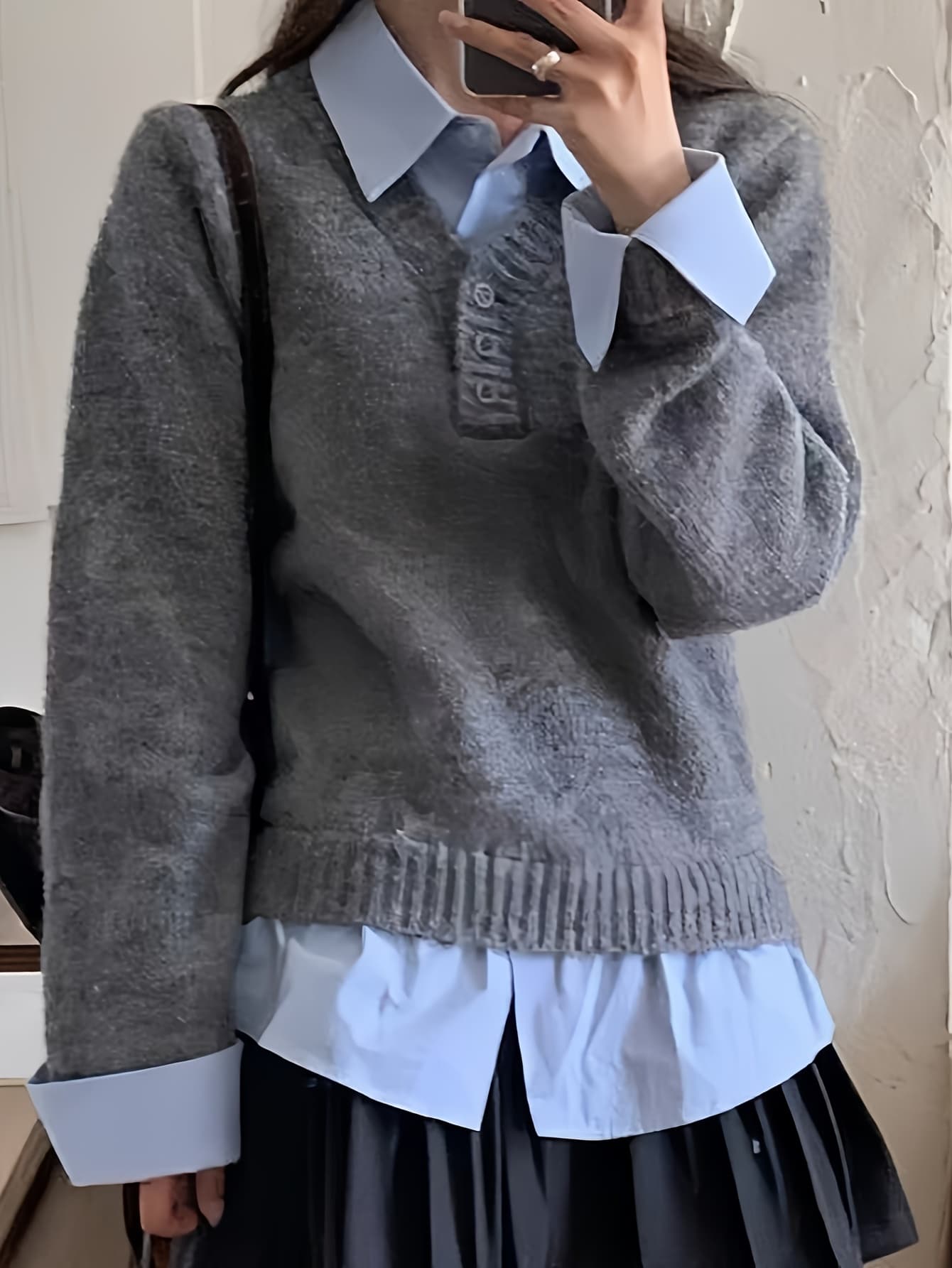 【一枚で旬顔】ニット セーター レディース 重ね着風 フェイクレイヤード ブラウス シャツ 襟付き ドッキング トップス 長袖 異素材 プルオーバー 体型カバー 着痩せ 細見え ゆったり 大人可愛い カジュアル オフィス 通勤 秋冬 グレー 韓国ファッション きれいめ 30代｜Yokos