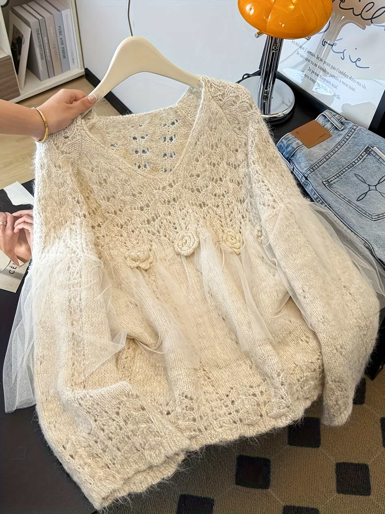 ニット セーター レディース 3Dフラワー チュール 切り替え トップス Vネック かぎ編み 透かし編み 立体 花 モチーフ メッシュ 異素材 切替 プルオーバー ざっくり ドロップショルダー 長袖 ゆったり 体型カバー 着痩せ 華奢見え ゆるシルエット 大人可愛い きれいめ