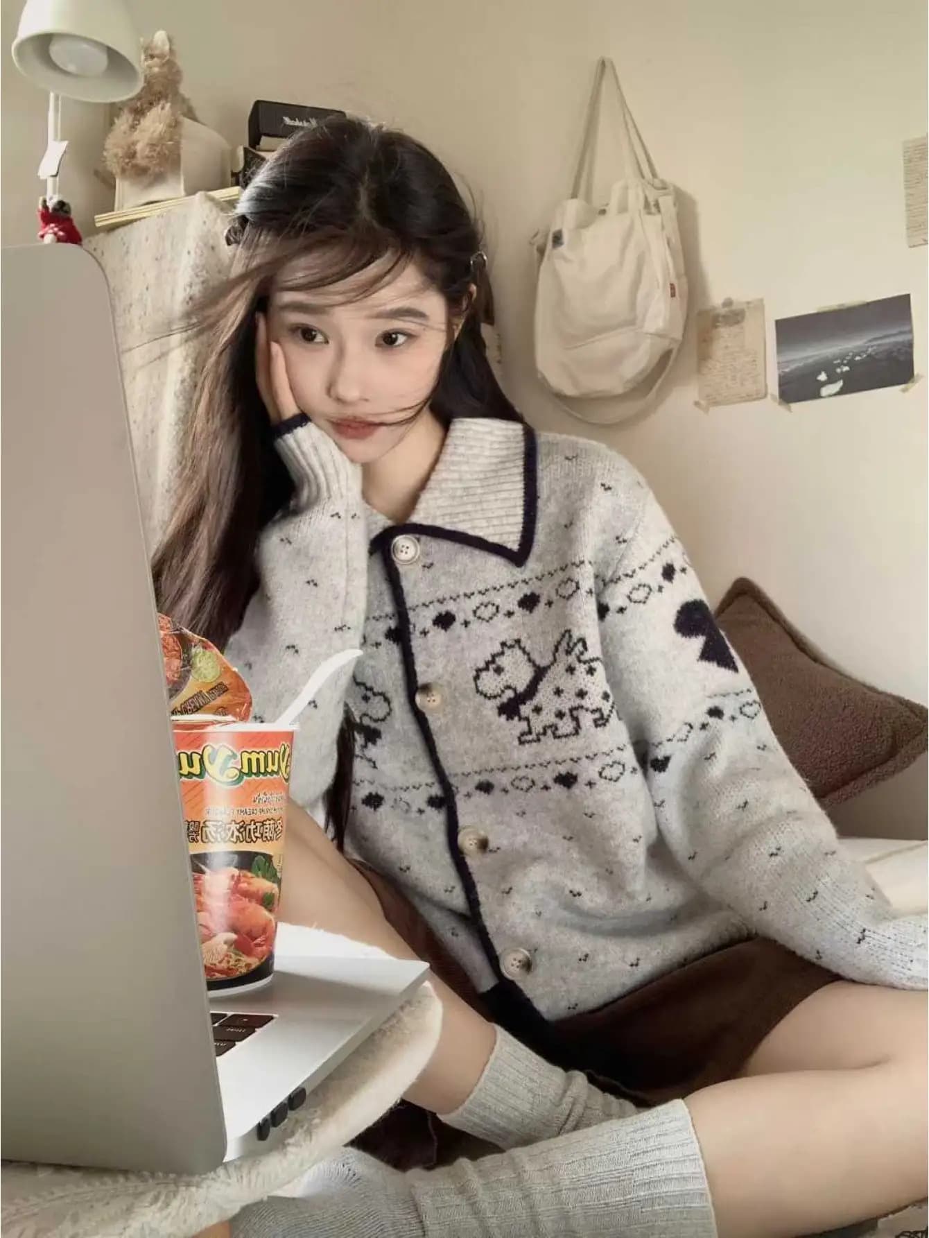 【レトロ可愛い】ニット カーディガン レディース 襟付き セーター ジャガード アニマル柄 犬 いぬ 厚手 羽織り トップス 秋冬 長袖 前開き ボタン 幾何学 ゆるニット オーバーサイズ ビッグシルエット ゆったり 体型カバー 着痩せ 韓国 カジュアル 大人可愛い 部屋着