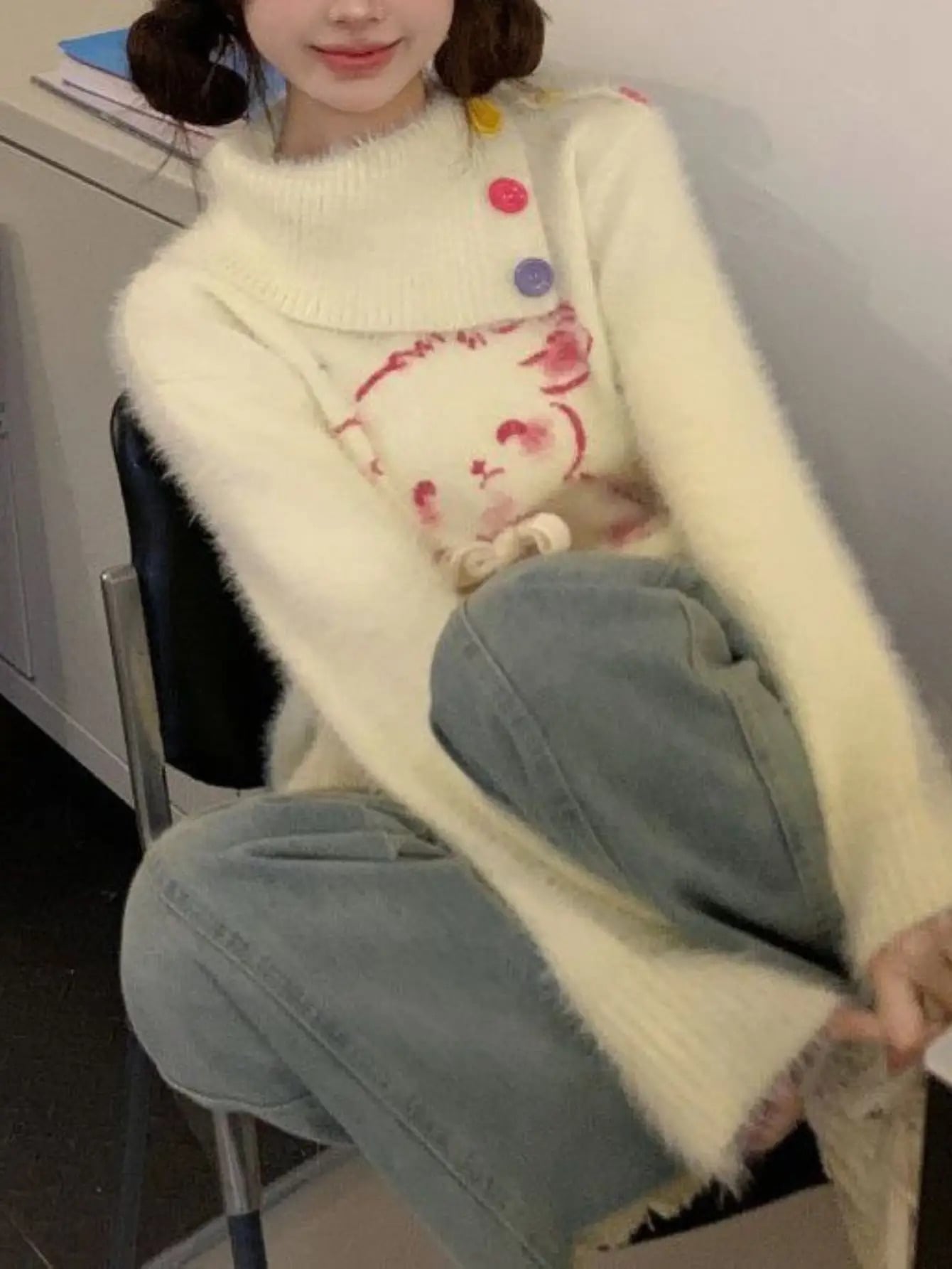 【クマ柄ニット】 セーター レディース トップス 長袖 ハイネック タートルネック モコモコ ふわふわ シャギーニット 韓国ファッション 大人可愛い ガーリー カジュアル プルオーバー 熊柄 アニマル プリント 配色 ボタン 体型カバー ゆったり ゆるシルエット 着痩せ