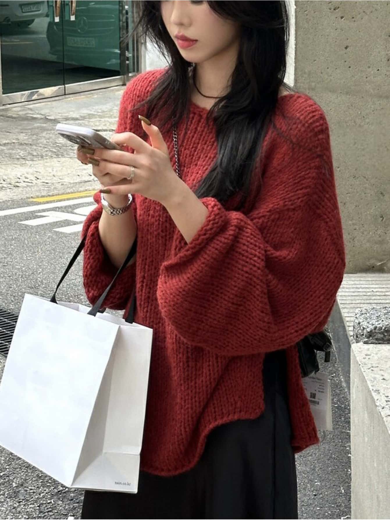 【小顔効果】 ニット セーター レディース トップス 長袖 クルーネック サイドスリット 前後差 ざっくりニット ゆるニット プルオーバー 厚手 ボリューム袖 ドロップショルダー 体型カバー 着痩せ 華奢見え カジュアル 大人可愛い きれいめ 柔らかい 暖かい 秋 冬