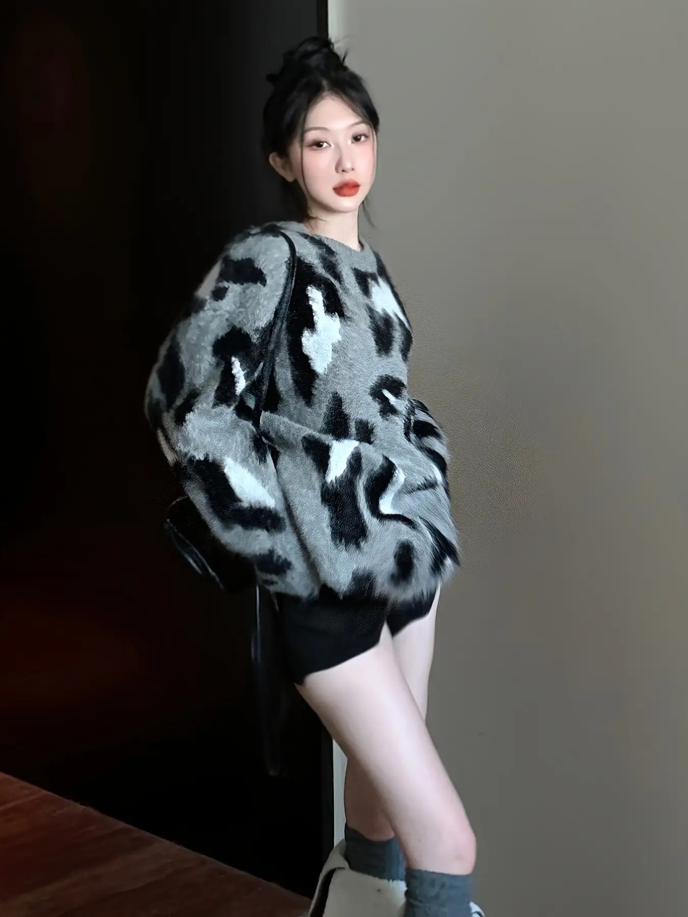 【レオパード柄】 ニット セーター レディース トップス ヒョウ柄 アニマル柄 総柄 クルーネック ゆるニット プルオーバー オーバーサイズ ビッグシルエット 長袖 丸首 起毛 シャギーニット 厚手 暖かい 柔らかい 体型カバー 二の腕カバー ?奢?え 着痩せ 秋 冬 秋冬