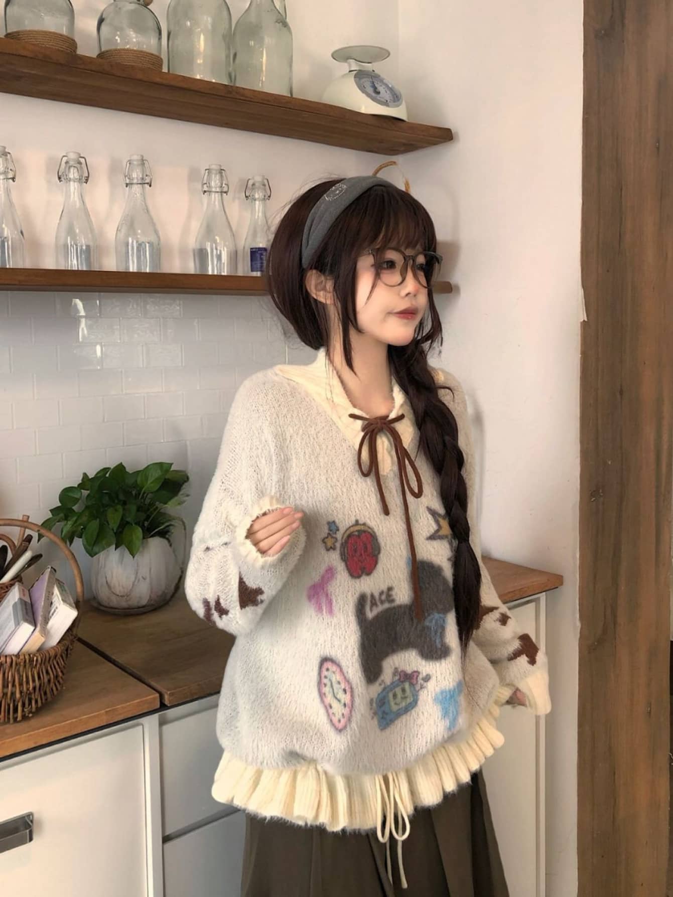 【大人可愛い】ニット セーター レディース トップス 犬柄 アニマル柄 ジャガード プルオーバー リボンタイ 襟付き 裾フリル 重ね着風 レイヤード風 ゆったり オーバーサイズ ビッグシルエット 体型カバー 二の腕カバー 着痩せ 細見え カジュアル ガーリー|Yokos