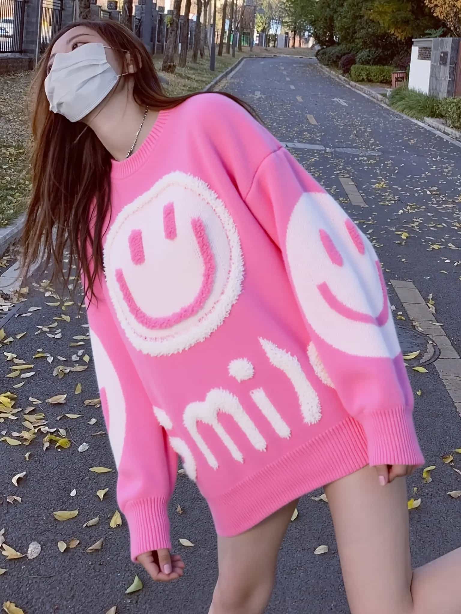 【ニコちゃん】ニット セーター レディース トップス オーバーサイズ ビッグシルエット 韓国ファッション チュニック丈 スマイル 英字 クルーネック 丸首 長袖 ゆったり 体型カバー 二の腕カバー 着痩せ もこもこ サガラ刺繍 風 秋 冬 春 カジュアル 大人可愛い 通学