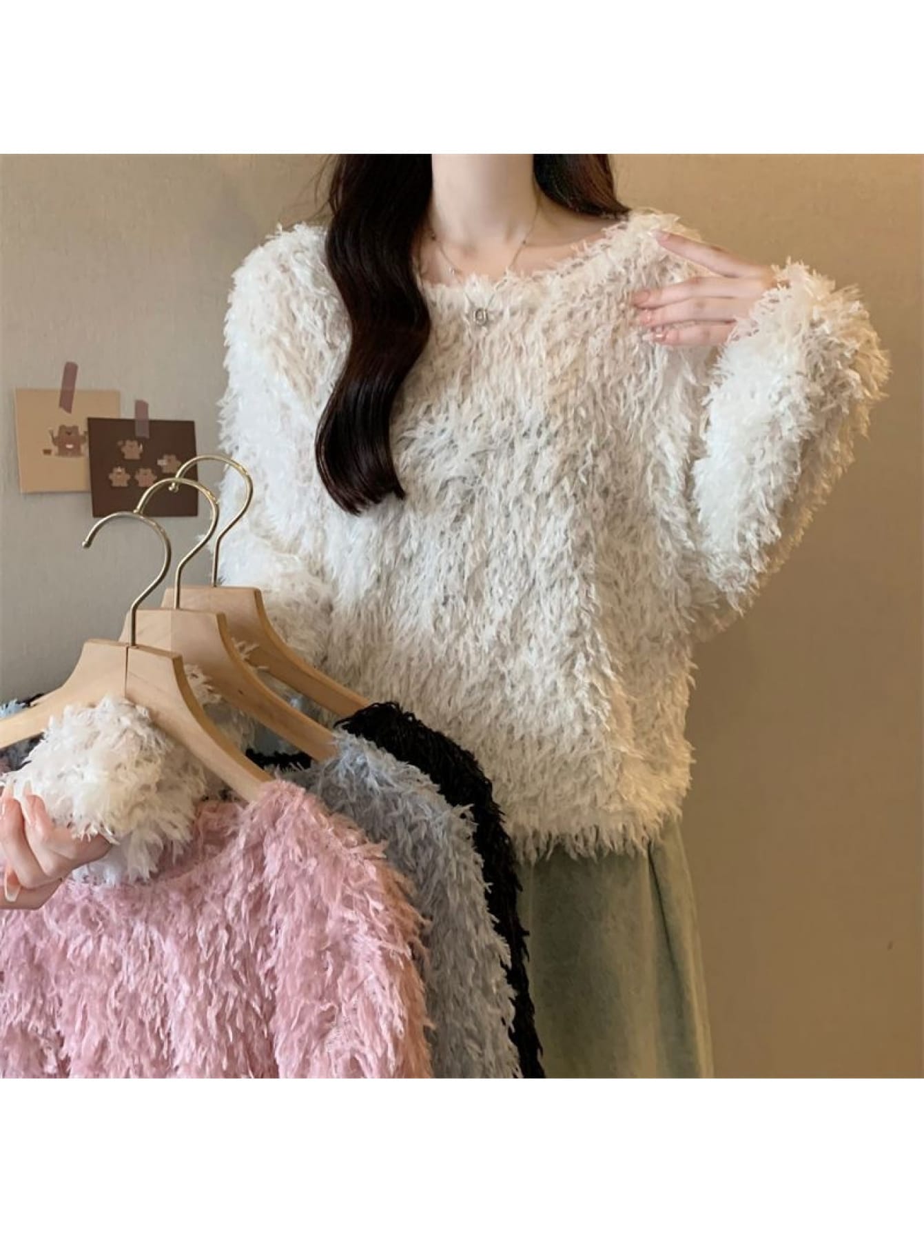 【ふわふわ質感】シャギーニット セーター レディース トップス ニットソー 長袖 プルオーバー 2025 春 秋冬 クルーネック 丸首 フェザーヤーン もこもこ 柔らかい ゆったり ビッグシルエット オーバーサイズ 体型カバー 着痩せ 細見え 華奢見せ 二の腕カバー きれいめ｜Yokos