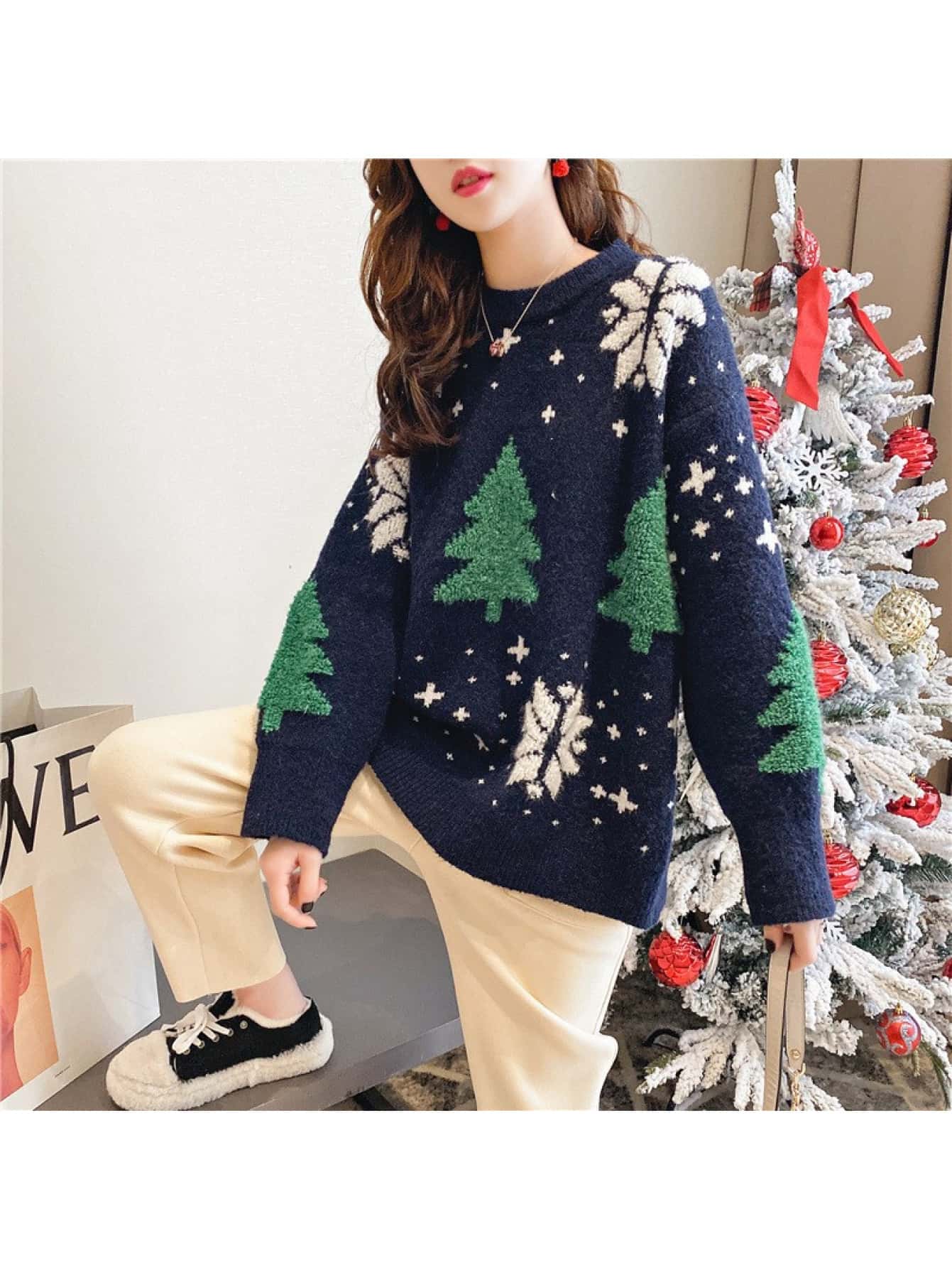【クリスマス セーター】レディース ニット トップス プルオーバー 厚手 クリスマスツリー 雪の結晶 総柄 丸首 クルーネック 長袖 オーバーサイズ ビッグシルエット ゆったり ゆるニット 体型カバー 着痩せ 暖かい 防寒 もこもこ ふわふわ 秋 冬 パーティー デート 紺｜Yokos