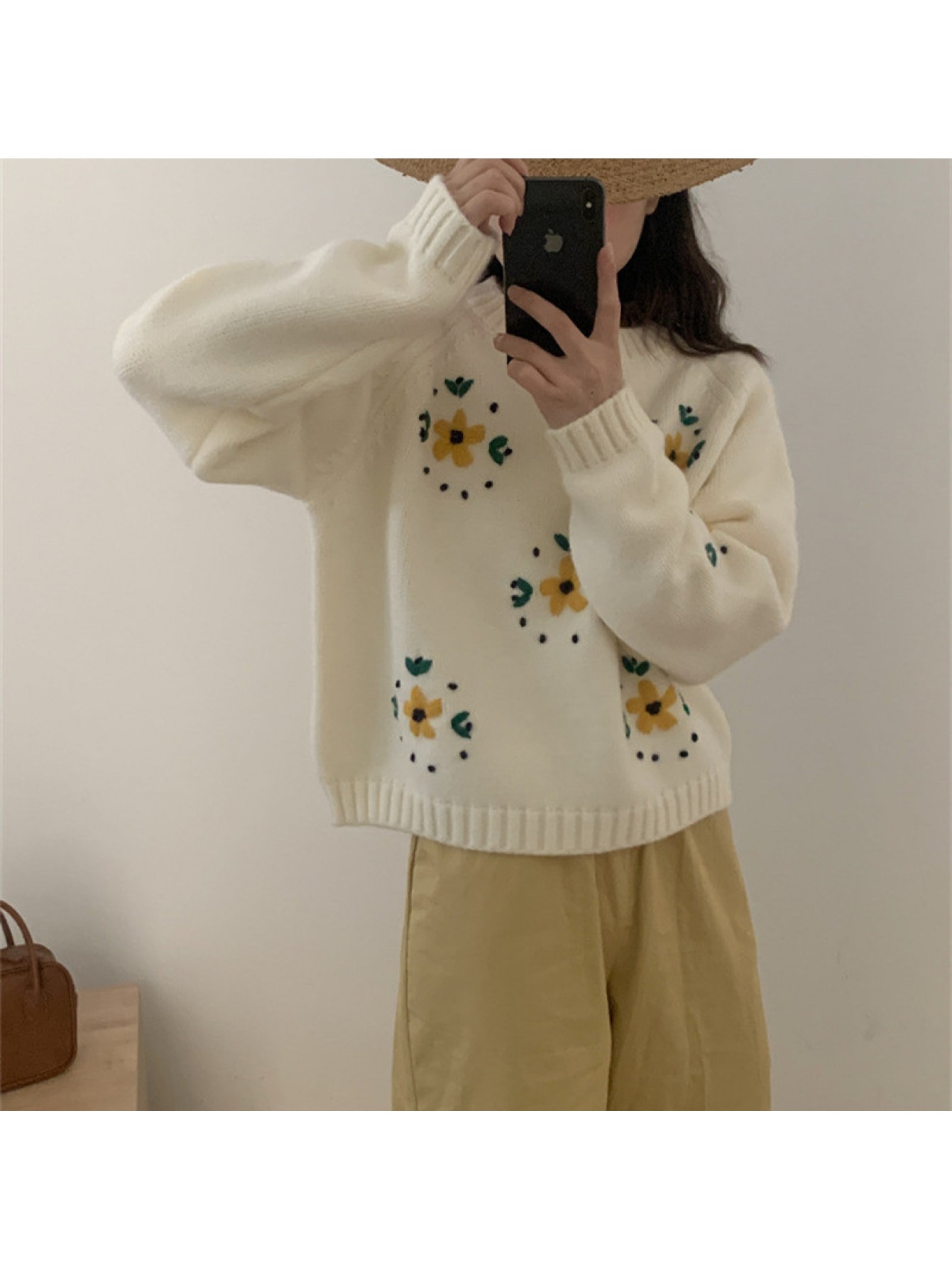 【レトロ可愛い】 ニット セーター レディース トップス プルオーバー 花柄 刺繍 フラワー 手刺繍風 クルーネック 丸首 長袖 ざっくり ゆるニット ゆったり 体型カバー 着痩せ 細見え 華奢見え ナチュラル カジュアル フェミニン 個性的 デザインニット 秋冬 秋 冬｜Yokos