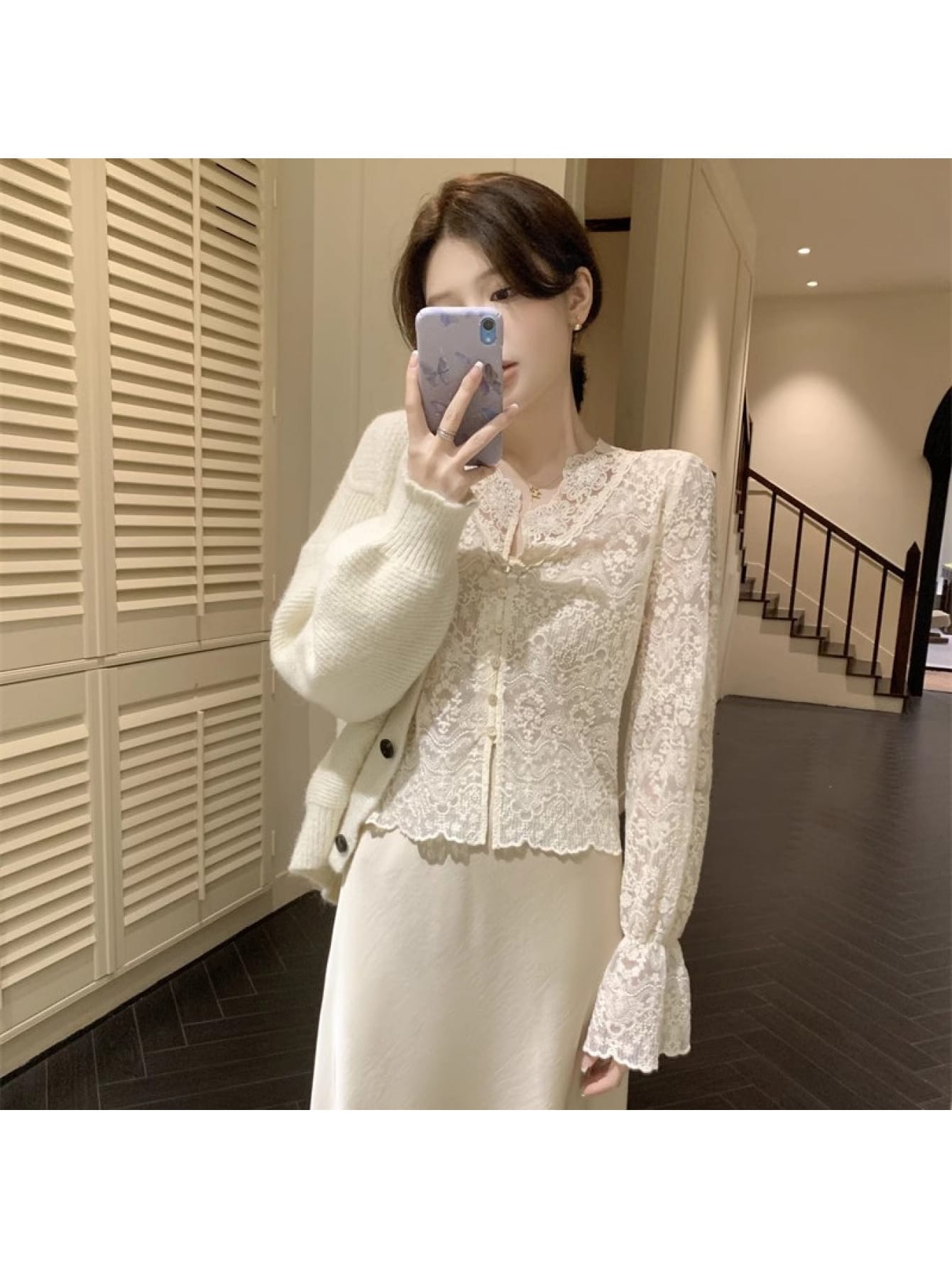 【華やかな透け感】 レース トップス ブラウス レディース 長袖 総レース 花柄 インナー シャツ 前開き ボタン Vネック 袖コンシャス 袖フリル きれいめ 大人可愛い フェミニン オフィス 通勤 OL お呼ばれ 結婚式 二次会 入学式 卒業式 体型カバー 二の腕カバー 着痩せ