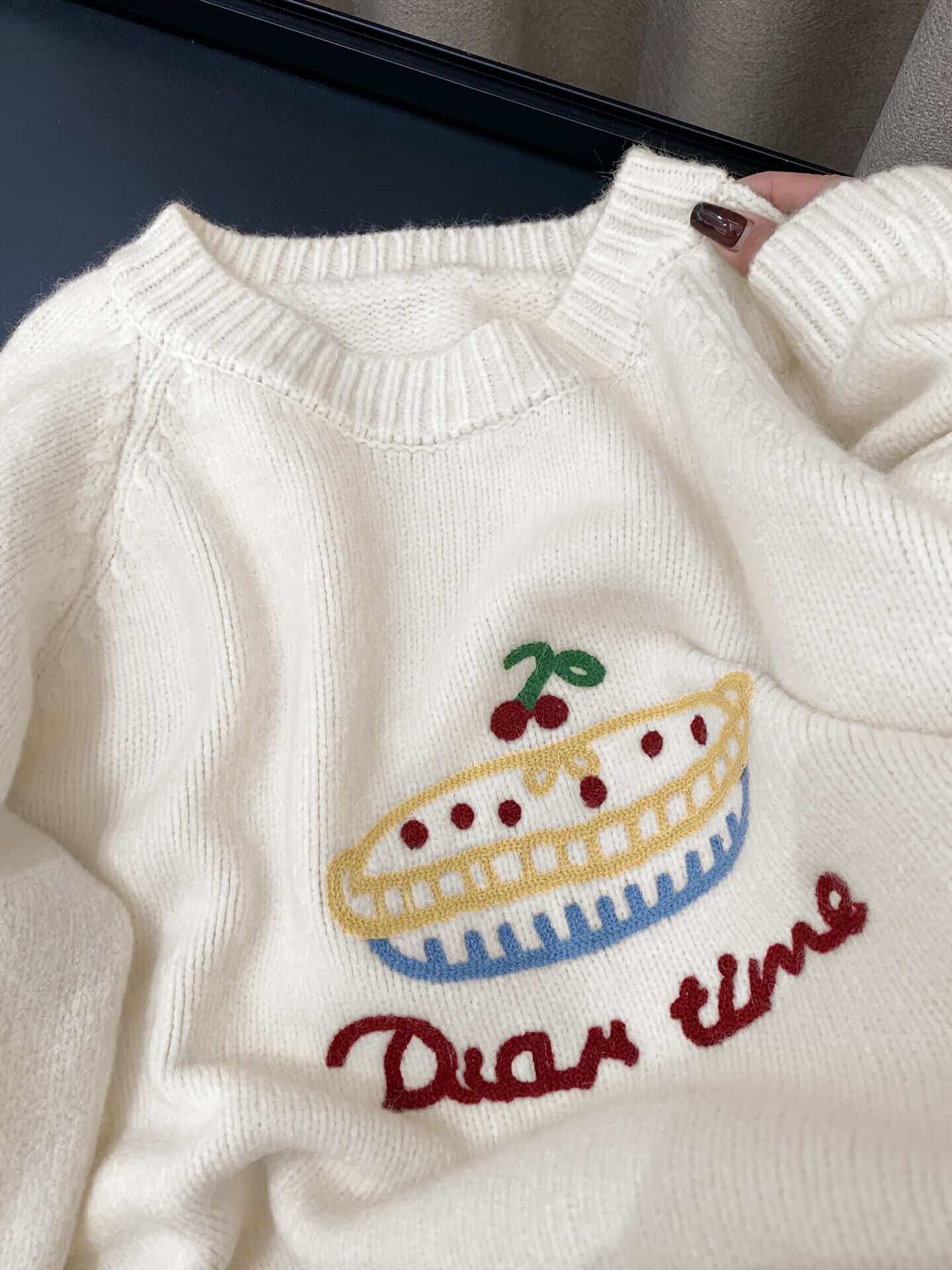 ニット セーター レディース トップス 刺繍 クルーネック 丸首 暖かい 長袖 プルオーバー 韓国ファッション 大人可愛い ロゴ 英字 さくらんぼ チェリー カジュアル ゆったり 体型カバー 二の腕カバー 秋 冬 秋冬 厚手 通勤 通学 デート 普段着 部屋着 レトロ 白