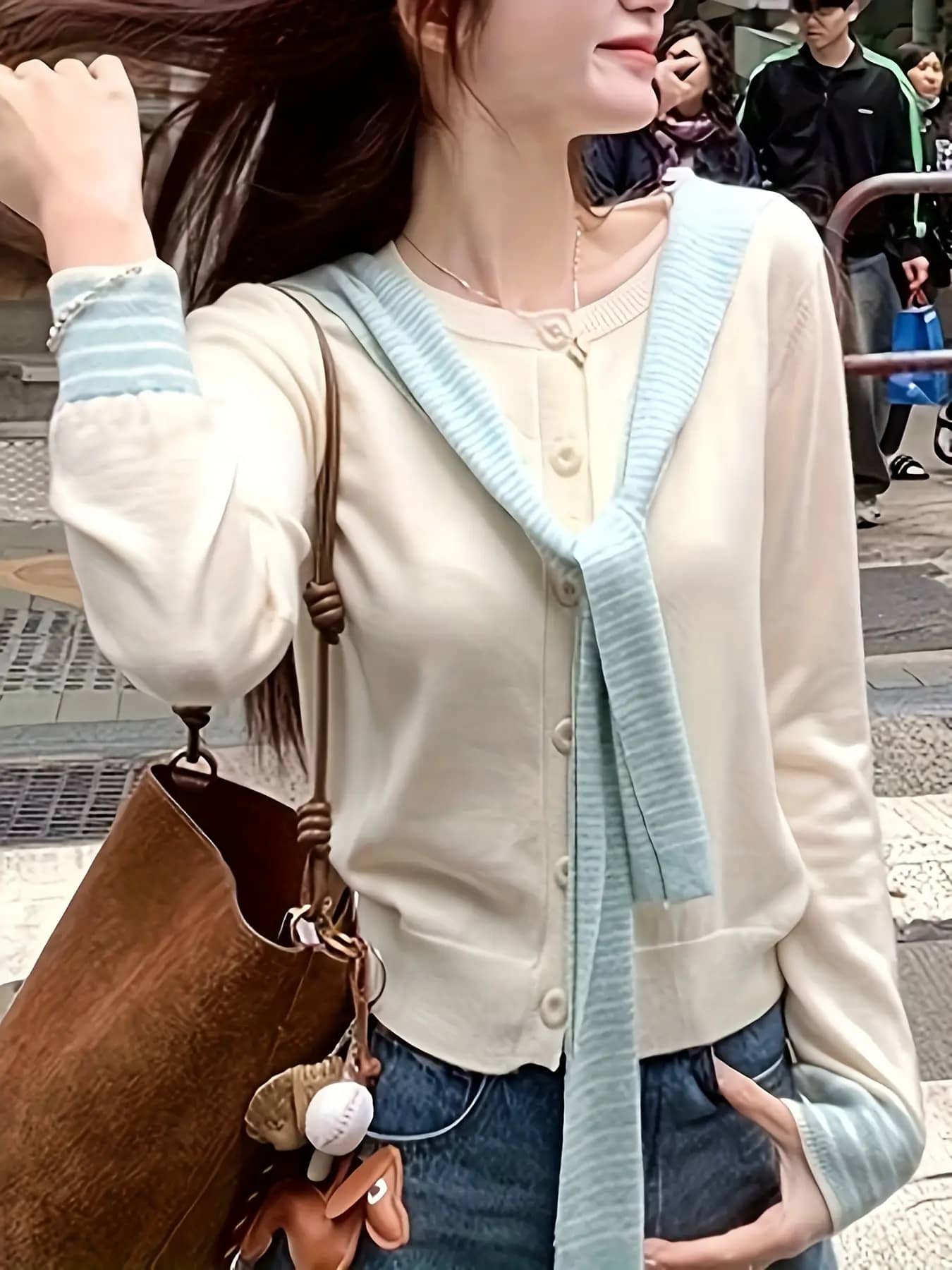 【レイヤード風】トップス レディース 長袖 Tシャツ カットソー 肩掛け風 ニットソー フェイクレイヤード 重ね着風 ボーダー柄 クルーネック 丸首 ボタン スリム タイト 細見え 体型カバー 着痩せ 柔らかい 20代 30代 40代 通勤 通学 オフィス OL ママ カジュアル｜Yokos