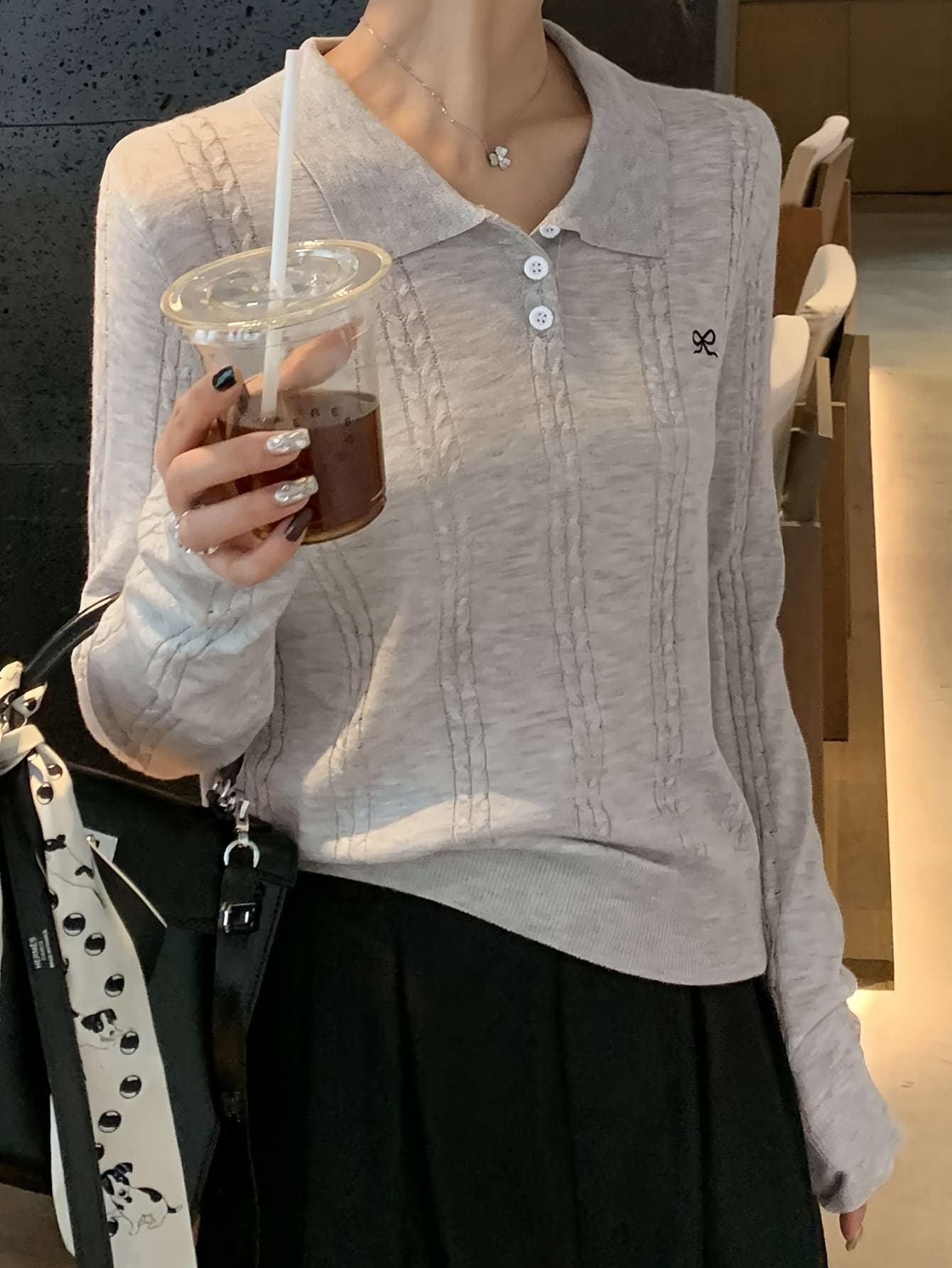 【大人可愛い】 ニット セーター レディース 長袖 襟付き ポロ襟 ケーブル編み トップス ポロニット リボン 刺繍 ワンポイント 韓国ファッション カジュアル 秋冬 秋物 冬物 体型カバー 着痩せ 細見え 柔らかい 伸縮性 楽ちん 重ね着 オフィス 通勤 通学 デート 女子会