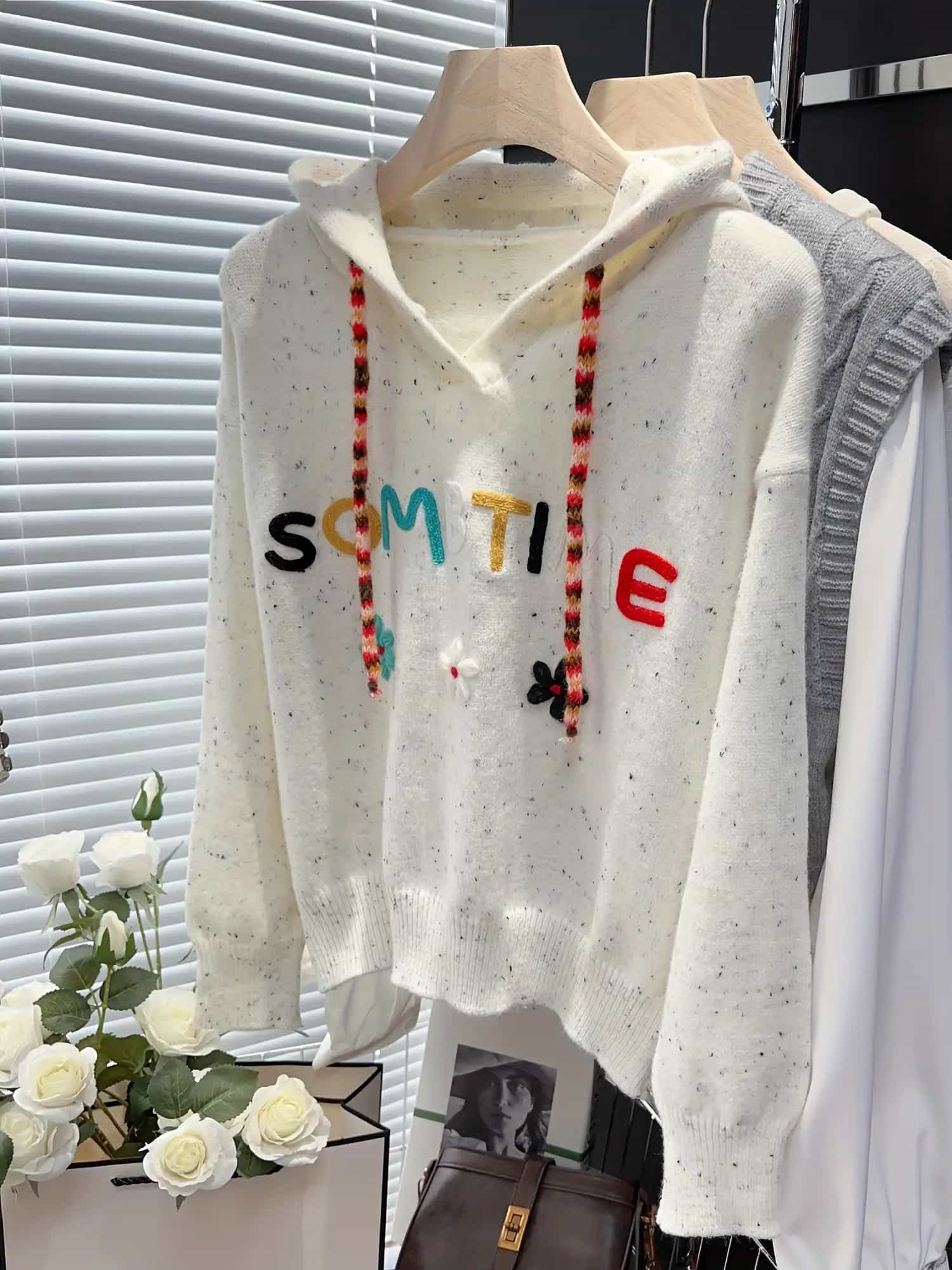 【大人可愛い】ニット パーカー レディース セーター トップス 刺繍 ロゴ 花柄 Ｖネック フード付き プルオーバー ゆるニット 長袖 厚手 暖かい ネップニット ミックスカラー カジュアル ゆるシルエット ビッグシルエット ゆったり 体型カバー 着痩せ 細見え
