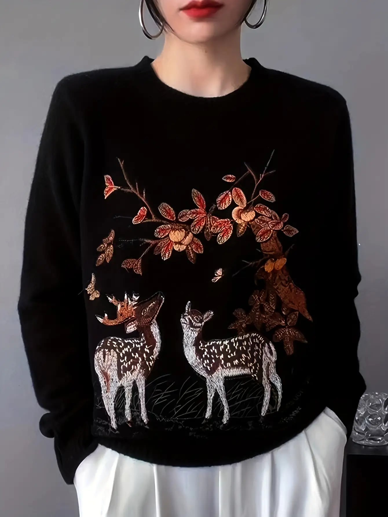【新作】ニット セーター レディース 刺繍 シカ アニマル クルーネック トップス プルオーバー 丸首 長袖 刺しゅう 鹿 動物柄 ニットソー 柔らかい カシミヤタッチ 体型カバー 着痩せ 細見え 暖かい 防寒 ストレッチ 伸縮性 洗える 大人可愛い きれいめ カジュアル