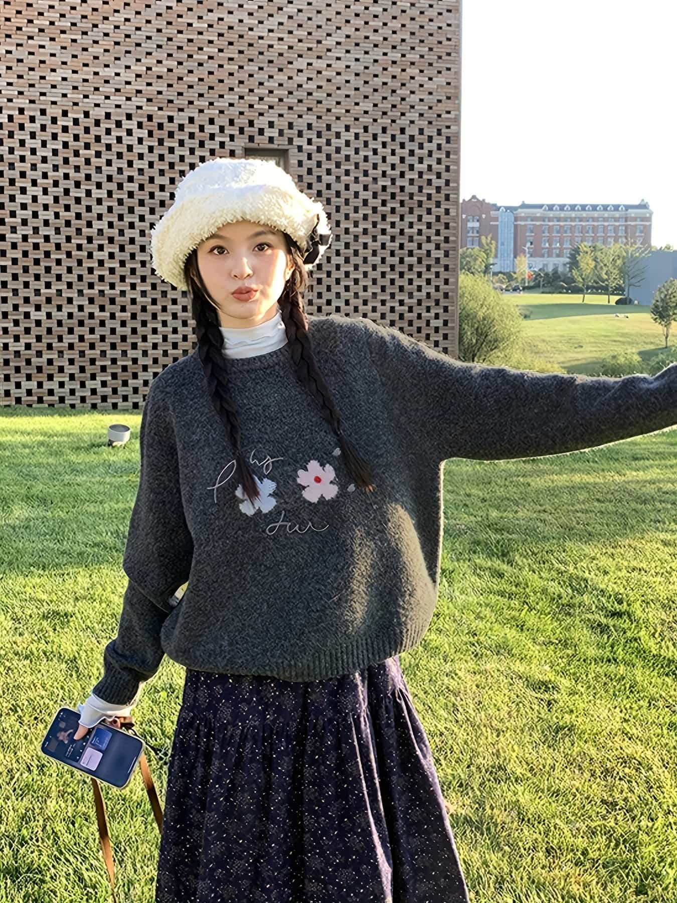 【大人可愛い花柄】ニット セーター レディース トップス クルーネック 丸首 長袖 プルオーバー 花柄 刺繍 フラワー アップリケ ドロップショルダー ゆったり 体型カバー 二の腕カバー 着痩せ 細見え 楽ちん ストレッチ カジュアル きれいめ 通勤 お出かけ デイリー