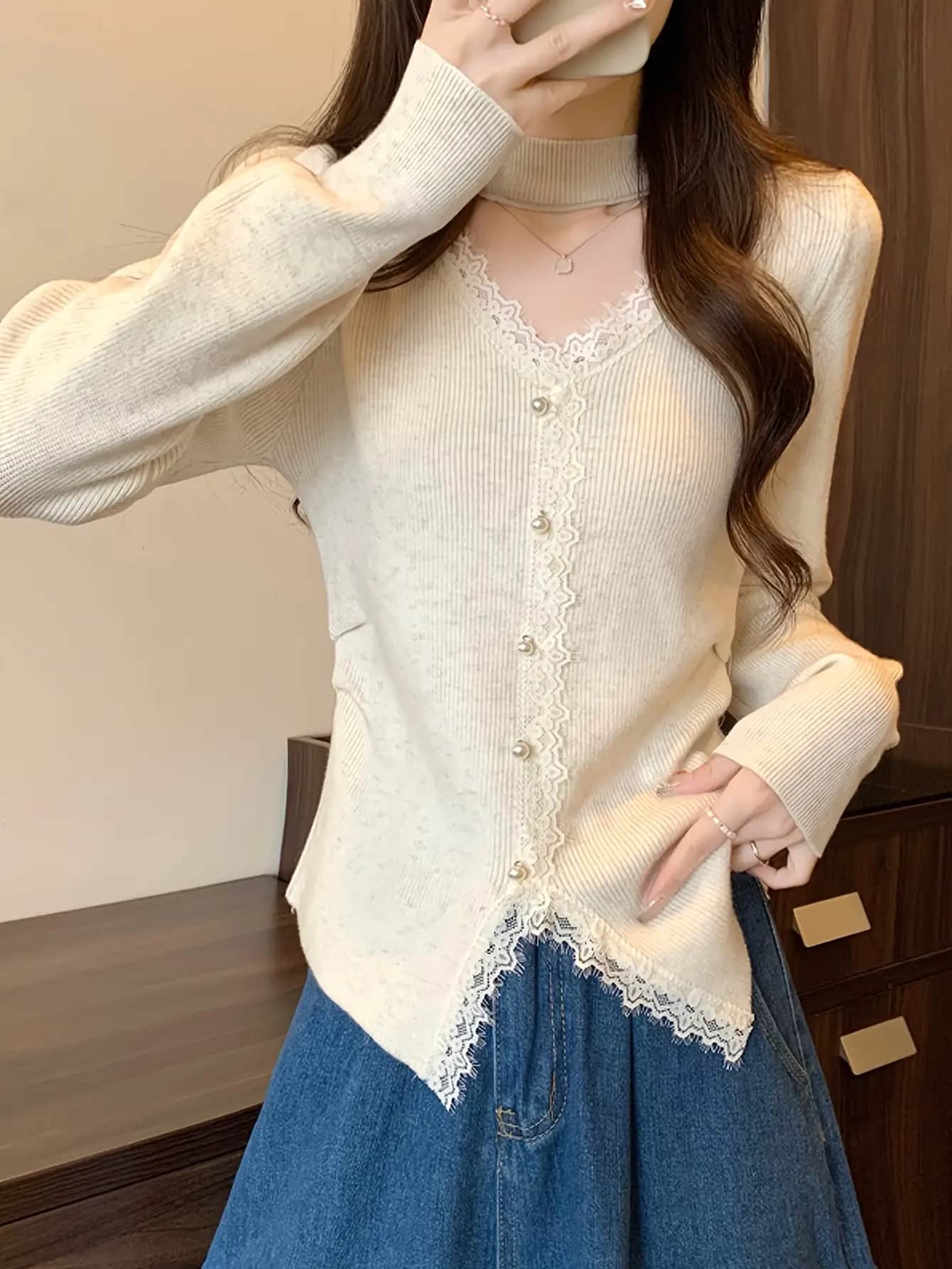 【大人可愛い】 レース カーディガン レディース ニット トップス Ｖネック パールボタン リブニット 長袖 セーター 羽織り きれいめ オフィス 通勤 ＯＬ 韓国風 ストレッチ 伸縮性 柔らかい 着痩せ 細見え 体型カバー 裾レース 華やか カジュアル デート 春 秋 冬 白