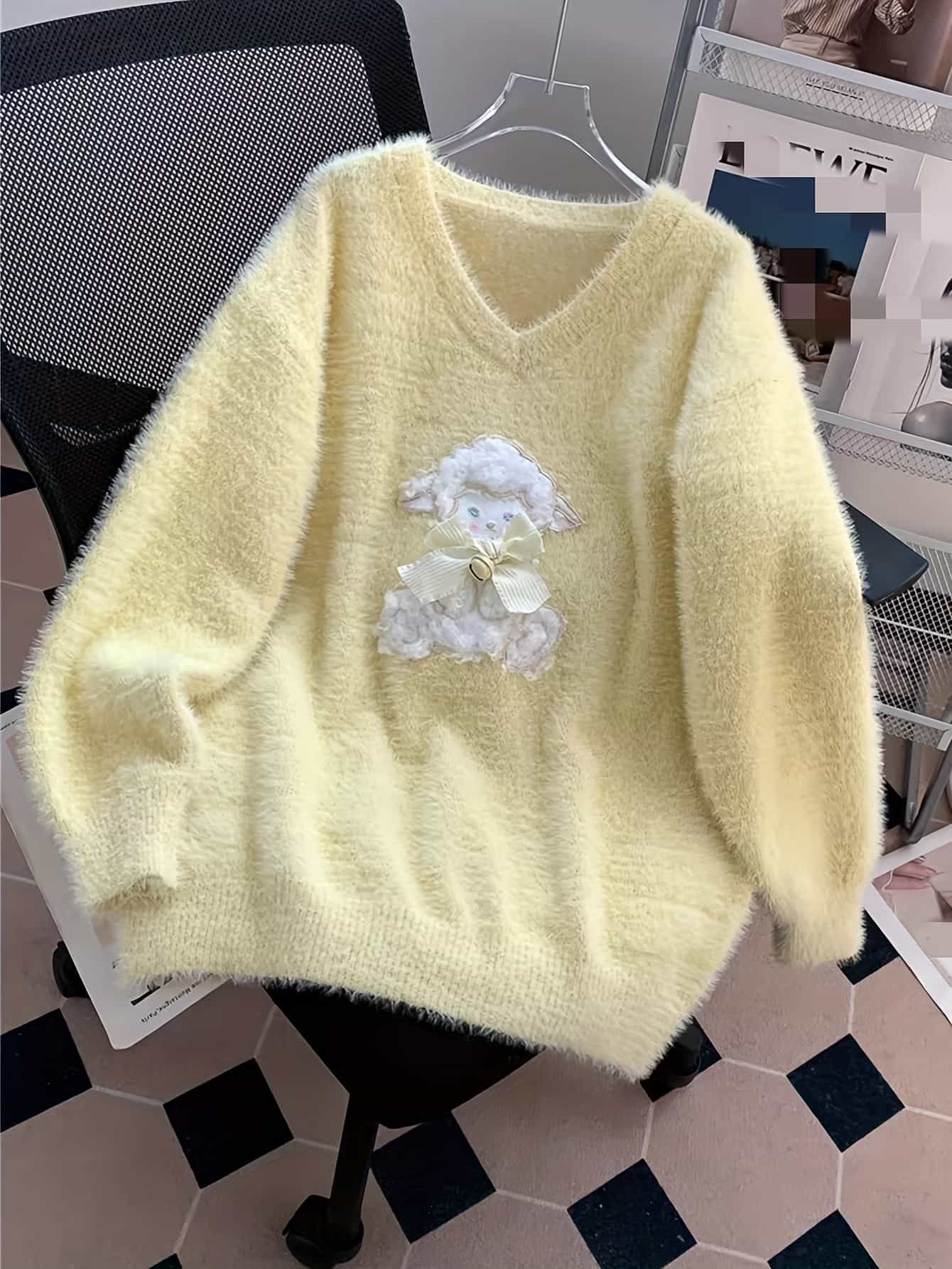 ニット セーター レディース Vネック ひつじ ワッペン モチーフ トップス 長袖 シャギーニット もこもこ 柔らかい ゆったり 大きいサイズ オーバーサイズ ビッグシルエット 体型カバー 二の腕カバー 着痩せ 大人可愛い きれいめ カジュアル ガーリー 韓国 ファッション