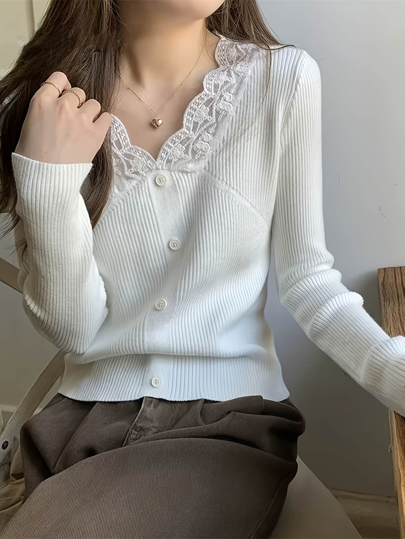 【大人可愛い】 ニット レディース 長袖 レース Vネック リブニット トップス セーター カーディガン風 襟レース カットソー 異素材 フェミニン きれいめ 華奢見え 着痩せ 細見え 体型カバー オフィス 通勤 OL 20代 30代 40代 ママコーデ お呼ばれ デート 春 夏 秋 白｜Yokos