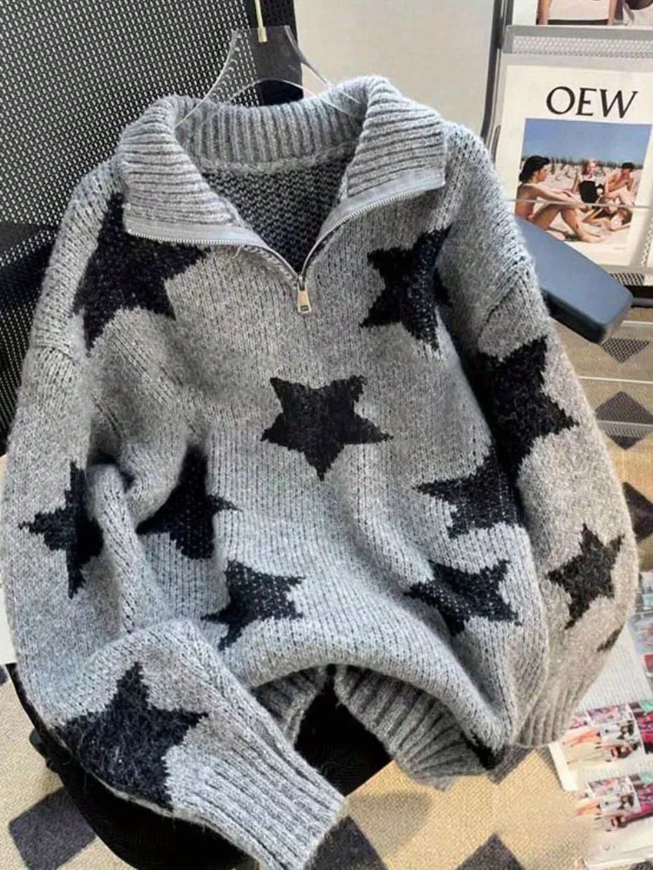【ハーフジップ】星柄 ニット セーター レディース トップス スター柄 オーバーサイズ ビッグシルエット プルオーバー 長袖 立ち襟 ハイネック 厚手 暖かい ゆるニット 体型カバー 着痩せ 華奢見え ボリューム袖 カジュアル 大人可愛い 韓国風 ストリート 秋冬 秋服｜Yokos