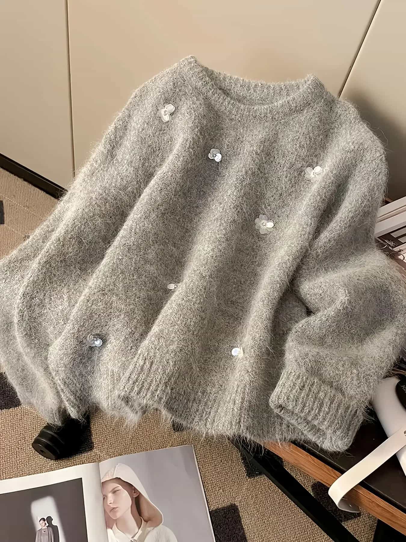 【立体フラワー】 ニット セーター レディース トップス シャギーニット プルオーバー 長袖 クルーネック 丸首 花柄 モチーフ 起毛 ふわふわ モヘアタッチ ゆったり 大きいサイズ オーバーサイズ 体型カバー 着痩せ お尻が隠れる 華奢見え 暖か 大人可愛い フェミニン|Yokos