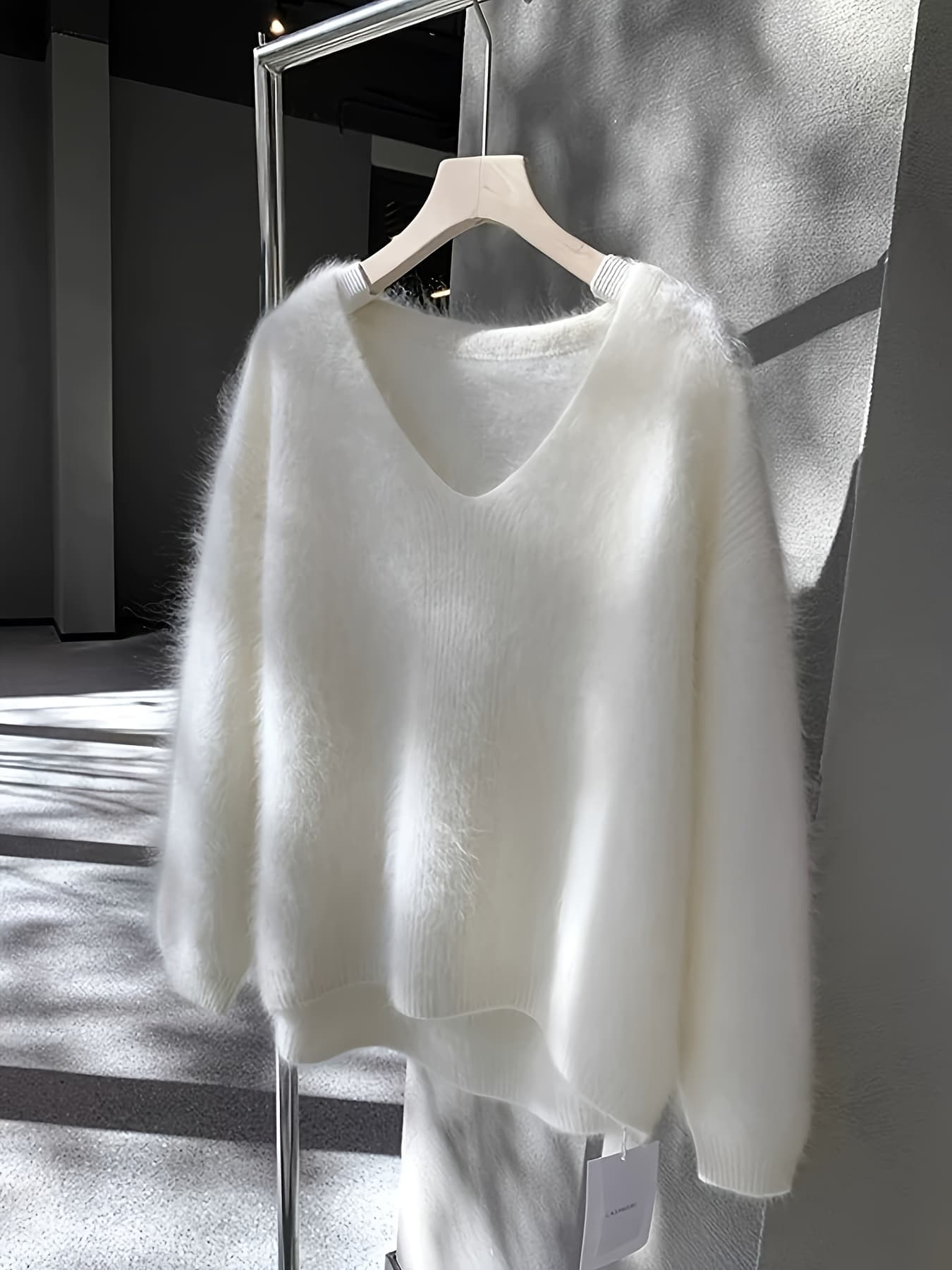 【ふわふわ】Vネックセーター レディース ニット トップス シャギーニット フェザーニット もこもこ モヘアタッチ あったか 暖かい 長袖 白 ホワイト アイボリー ゆったり オーバーサイズ 体型カバー 着痩せ 小顔 華奢見え きれいめ 大人可愛い オフィス 通勤 OL