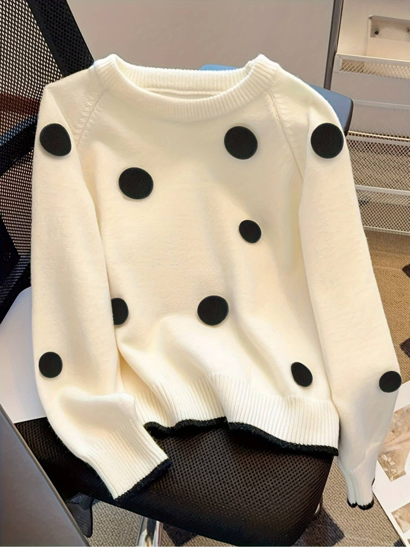 ニット セーター レディース トップス ドット柄 水玉 立体 刺繍 プルオーバー クルーネック 丸首 長袖 配色 バイカラー ゆったり 大きいサイズ 体型カバー 着痩せ 二の腕カバー 華奢見え 暖かい 防寒 柔らかい 秋冬 秋 冬 カジュアル 大人可愛い きれいめ 20代 30代