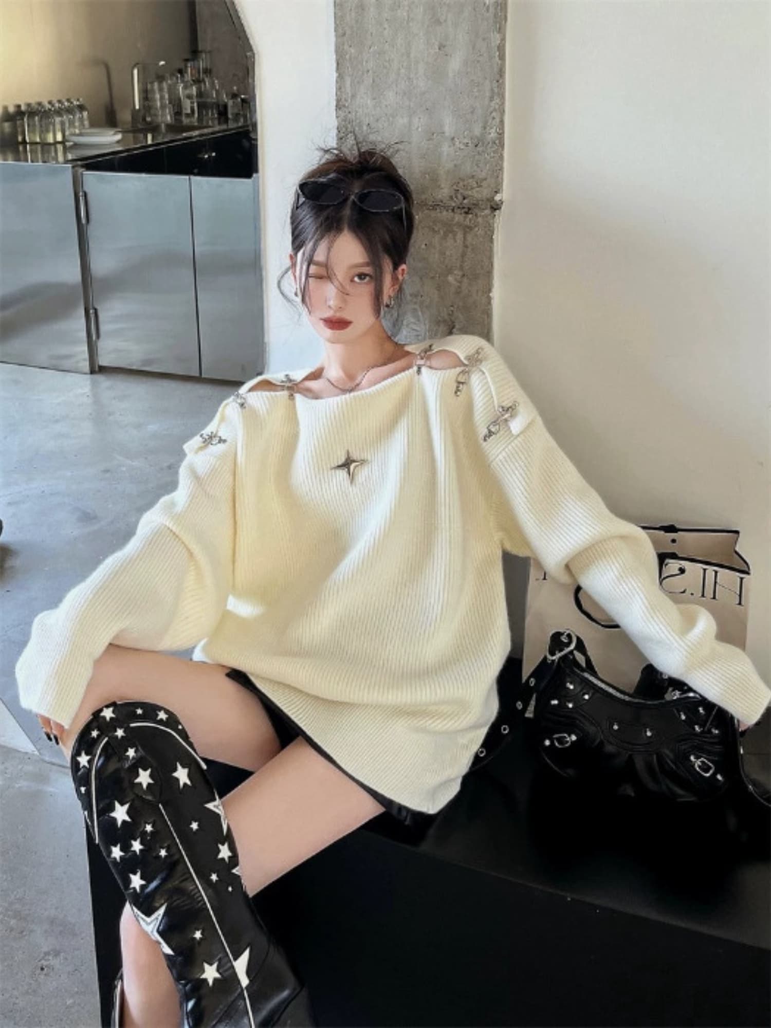 【肩出しデザイン】ニット セーター レディース トップス オフショルダー 肩開き ゆるニット メタルパーツ デザインホック モード系 地雷系 ギャル服 Y2K ストリート 韓国 ファッション 長袖 リブニット プルオーバー チュニック オーバーサイズ ゆったり 体型カバー
