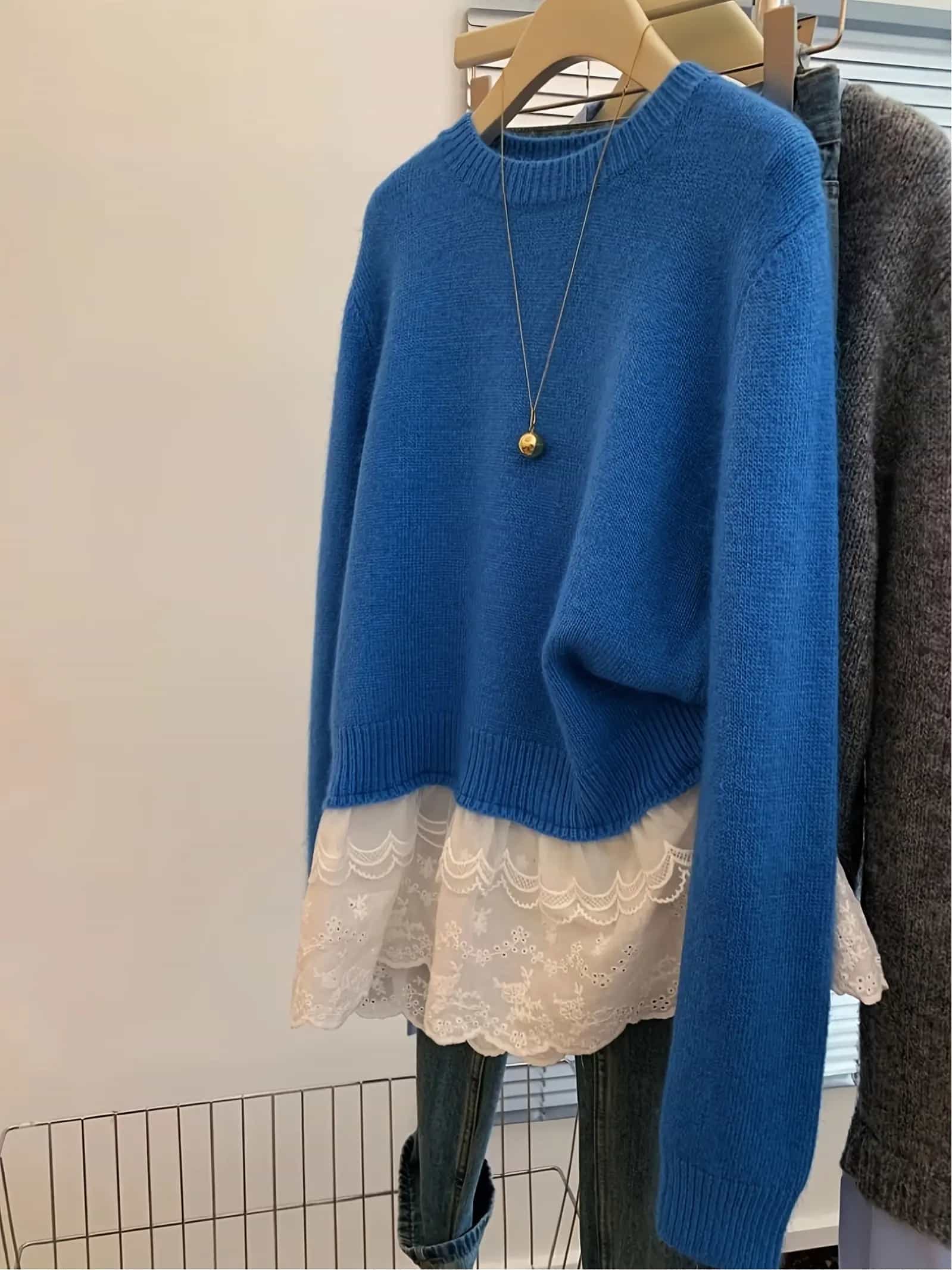 【レイヤード風】ニット セーター レディース 裾レース 切り替え 重ね着風 プルオーバー トップス 丸首 クルーネック 長袖 カットワーク レース 刺繍 ゆったり 体型カバー 着痩せ 細見え 楽ちん 柔らかい ブルー 青 大人可愛い キレイめ カジュアル オフィス 通勤 OL｜Yokos 7,377円