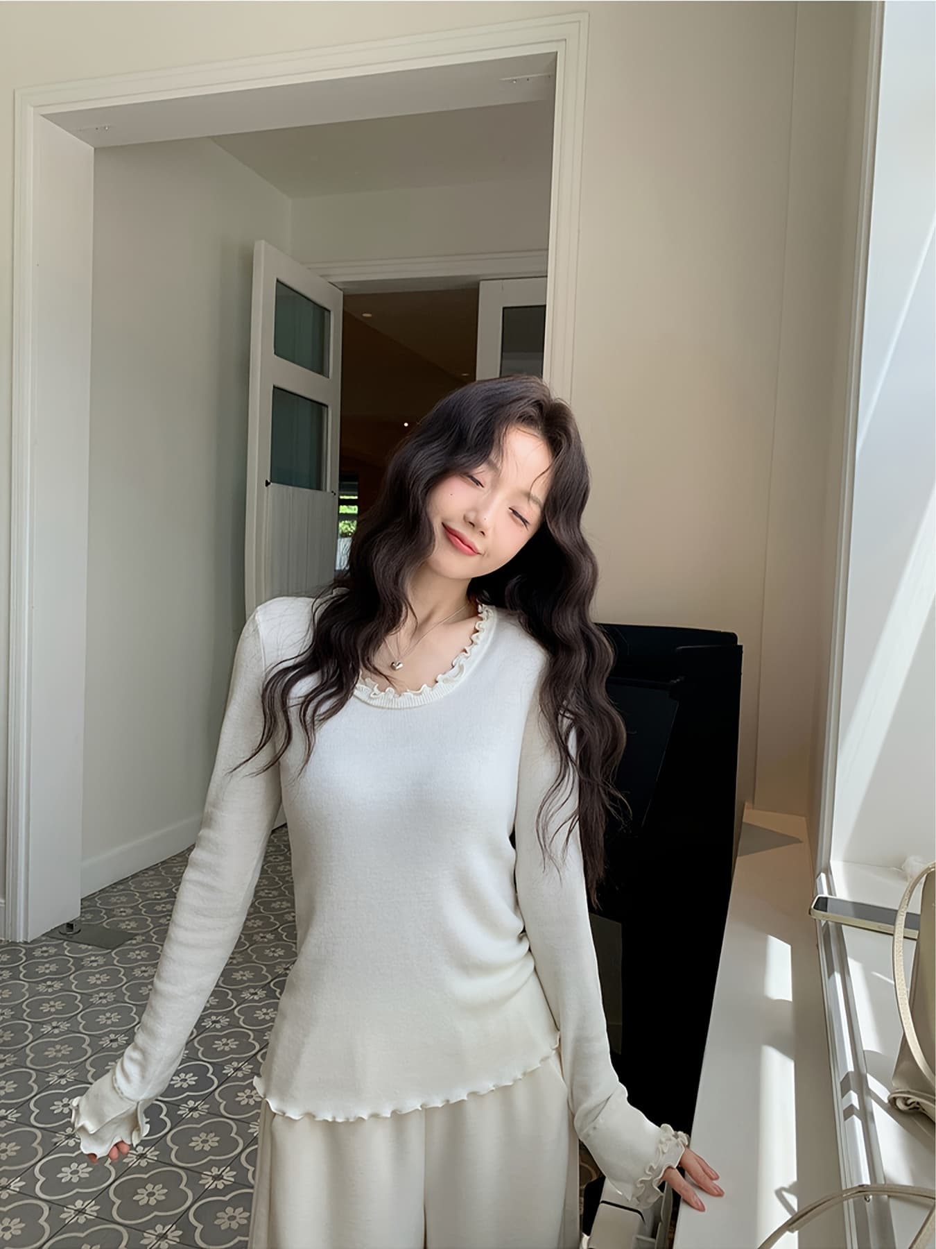 【大人可愛い】ニット レディース メロウ フリル 襟 カットソー 長袖 トップス セーター インナー 無地 韓国ファッション きれいめ 柔らかい リブニット タイト スリム 着痩せ 細見え 伸縮性 プルオーバー ロンT クルーネック 重ね着 レイヤード 薄手 春 秋 冬 通勤 OL