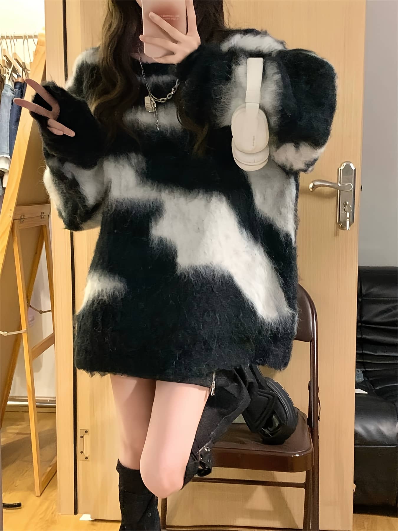 【ゆるカワ】ニット セーター レディース 大きいサイズ オーバーサイズ ビッグシルエット トップス クルーネック 長袖 総柄 配色 バイカラー モノトーン 黒 白 モヘアタッチ シャギー 起毛 ふわふわ アシメ 体型カバー お尻隠し 着痩せ 華奢見え 韓国 ストリート