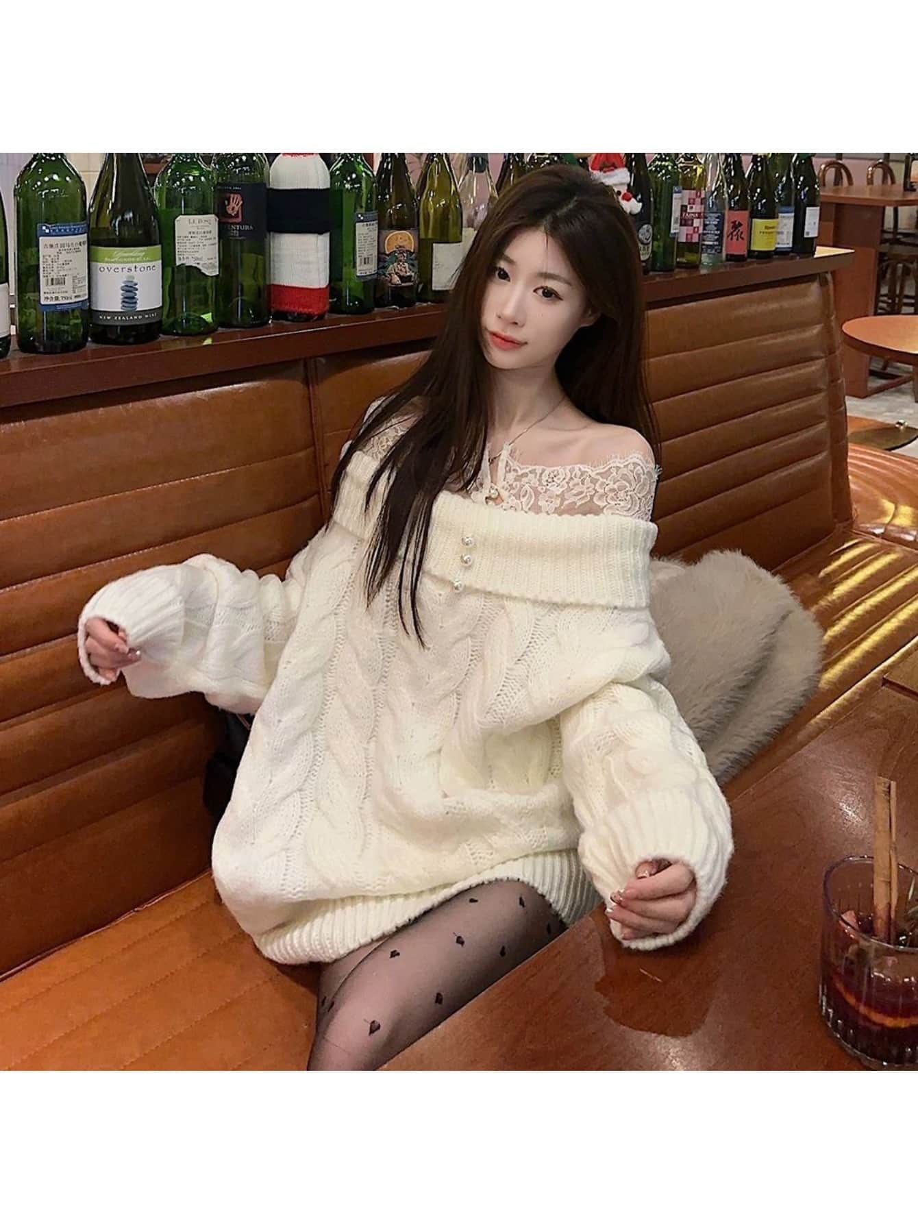 【大人可愛い】 オフショルダー ニット セーター レディース レース 切り替え パール ケーブル編み チュニック トップス プルオーバー 肩出し 肩あき 長袖 厚手 あったか 防寒 ゆるニット ビッグシルエット オーバーサイズ 体型カバー 着痩せ 華奢見え 小顔効果 デート