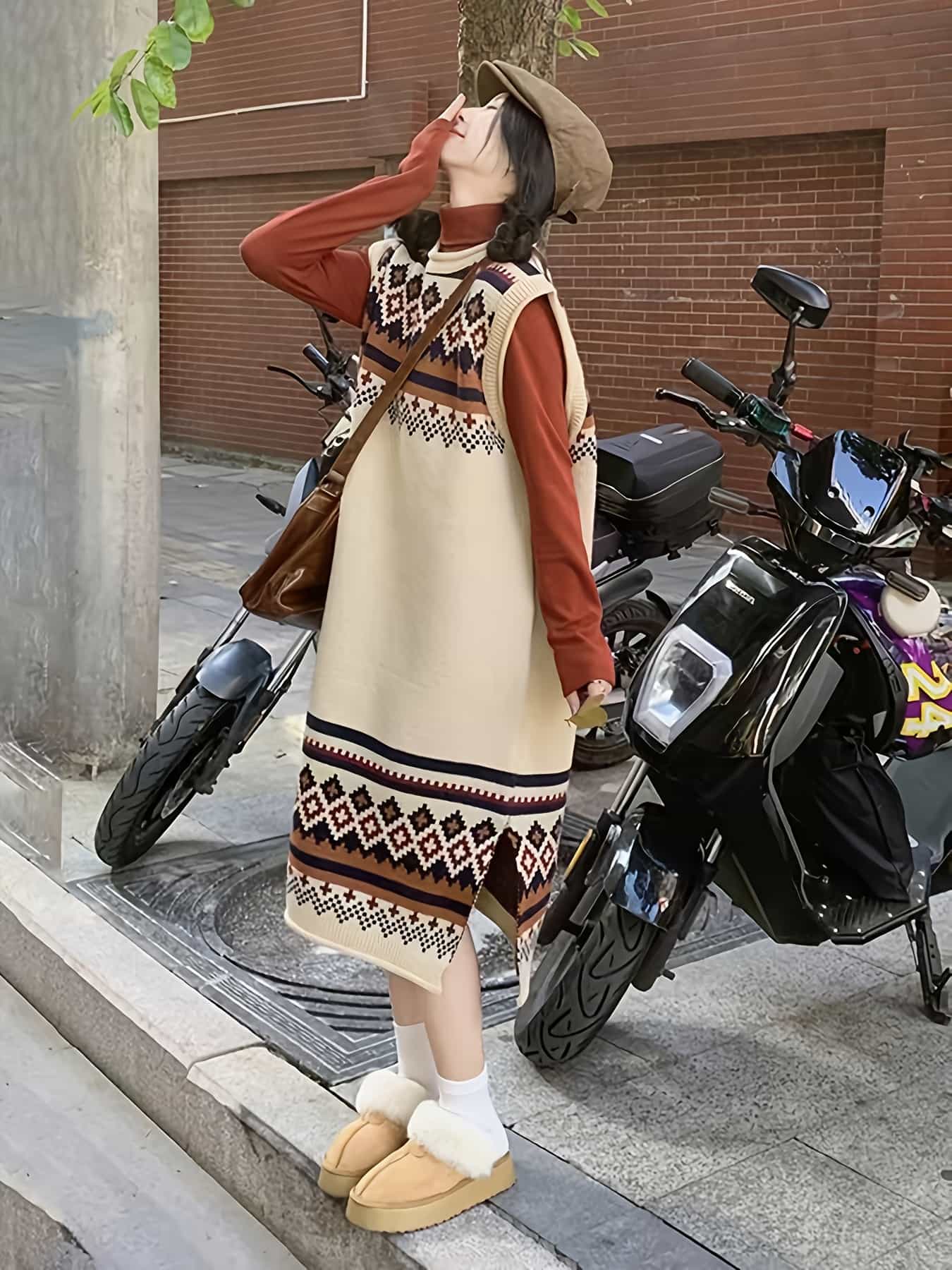 【北欧風ジャガード】 ニットベストワンピース レディース ロング丈 ジャンパースカート 幾何学柄 ノースリーブ ワンピ 重ね着 レイヤード サイドスリット Aライン ゆったり 体型カバー 着痩せ 楽ちん 柔らか 秋冬 春 大人可愛い きれいめ 韓国ファッション カジュアル