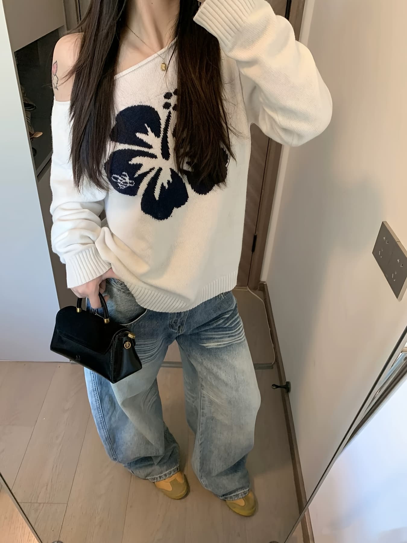【アシンメトリー】ワンショルダー ニット セーター レディース 花柄 トップス 長袖 プルオーバー チュニック ゆるニット フラワー プリント ビッグシルエット オーバーサイズ ゆったり 楽ちん 抜け感 肩出し 体型カバー 着痩せ 細見え 華奢見え 大人可愛い きれいめ