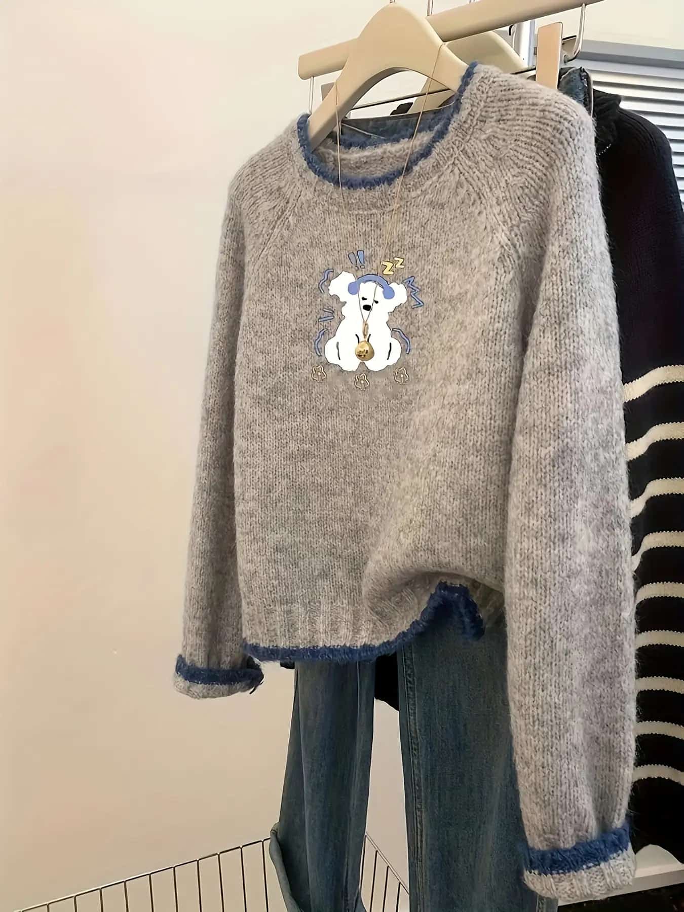 【犬プリント】ニット セーター レディース クルーネック 丸首 配色 パイピング ゆるニット トップス プルオーバー 長袖 オーバーサイズ ビッグシルエット ゆったり 体型カバー 着痩せ 細見え 華奢見え アニマル 犬柄 いぬ 可愛い 大人可愛い カジュアル レトロ