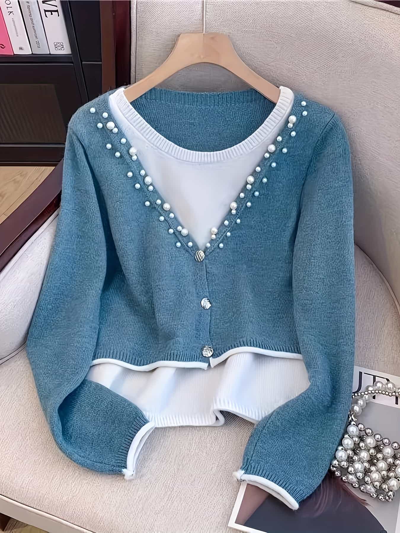 【フェイクレイヤード】 ニット レディース セーター トップス 重ね着風 パール付き ビジュー 長袖 Vネック チュニック プルオーバー きれいめ オフィス 通勤 OL 体型カバー 着痩せ 洗える ウォッシャブル 華やか 秋 冬 春 30代 40代 50代 お呼ばれ 卒園式 入園式｜Yokos