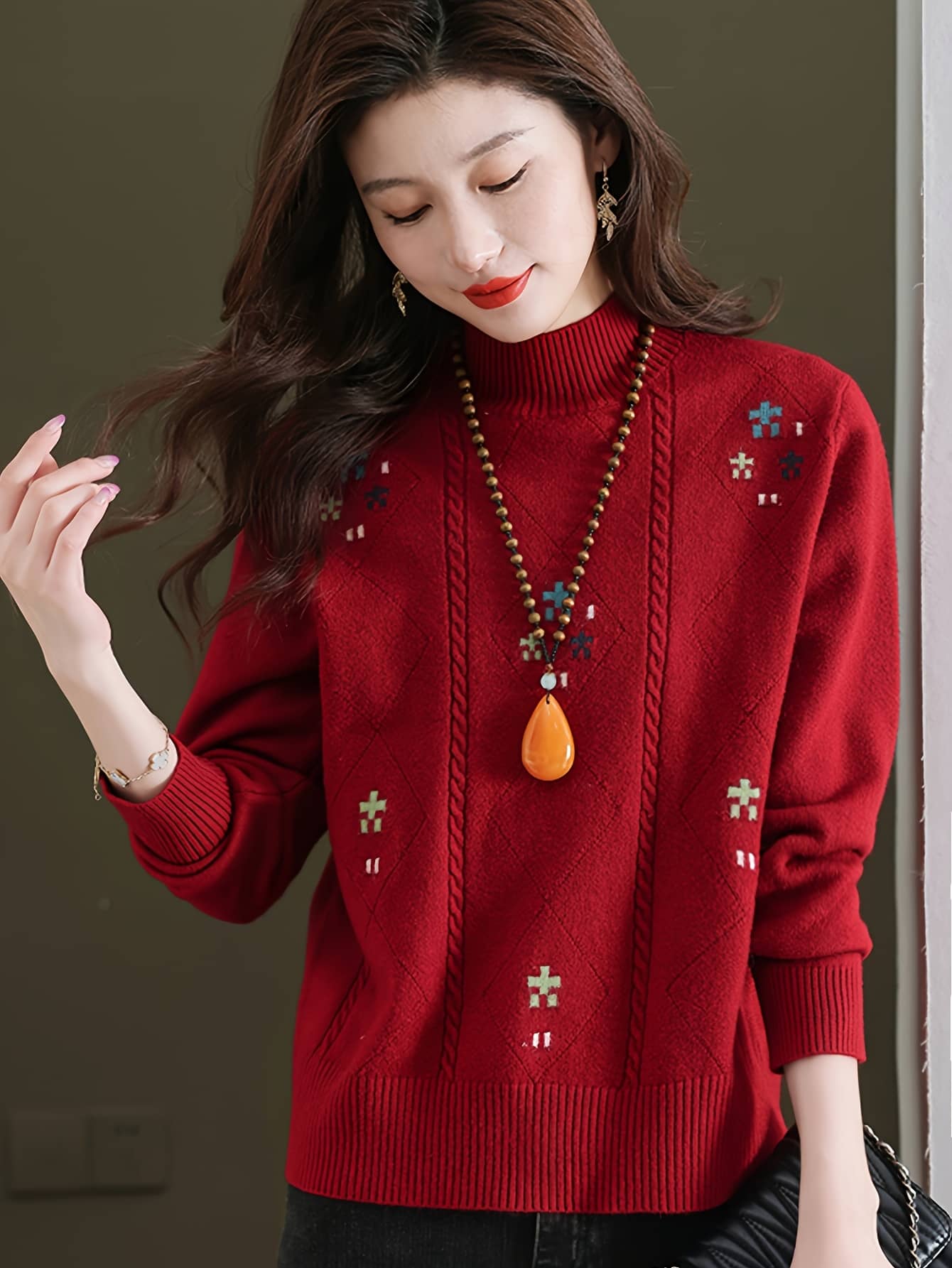 【25%OFFクーポンあり】【刺繍デザイン】 セーター レディース ニット トップス ハイネック ボトルネック 長袖 ケーブル編み ダイヤ柄 花柄 厚手 暖かい 防寒 体型カバー 着痩せ 細見え ゆったり 秋冬 大人可愛い カジュアル オフィス 通勤 レッド 30代 40代 50代