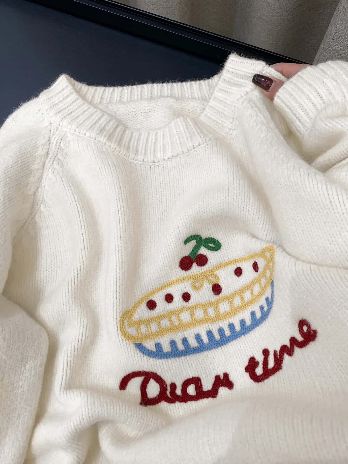 【大人可愛い刺繍】ニット セーター レディース トップス クルーネック 丸首 長袖 プルオーバー 刺繍 さくらんぼ チェリー 英字 ロゴ ゆったり オーバーサイズ ビッグシルエット 韓国風 秋冬 暖かい 防寒 柔らかい 体型カバー 二の腕カバー 着痩せ カジュアル ガーリー