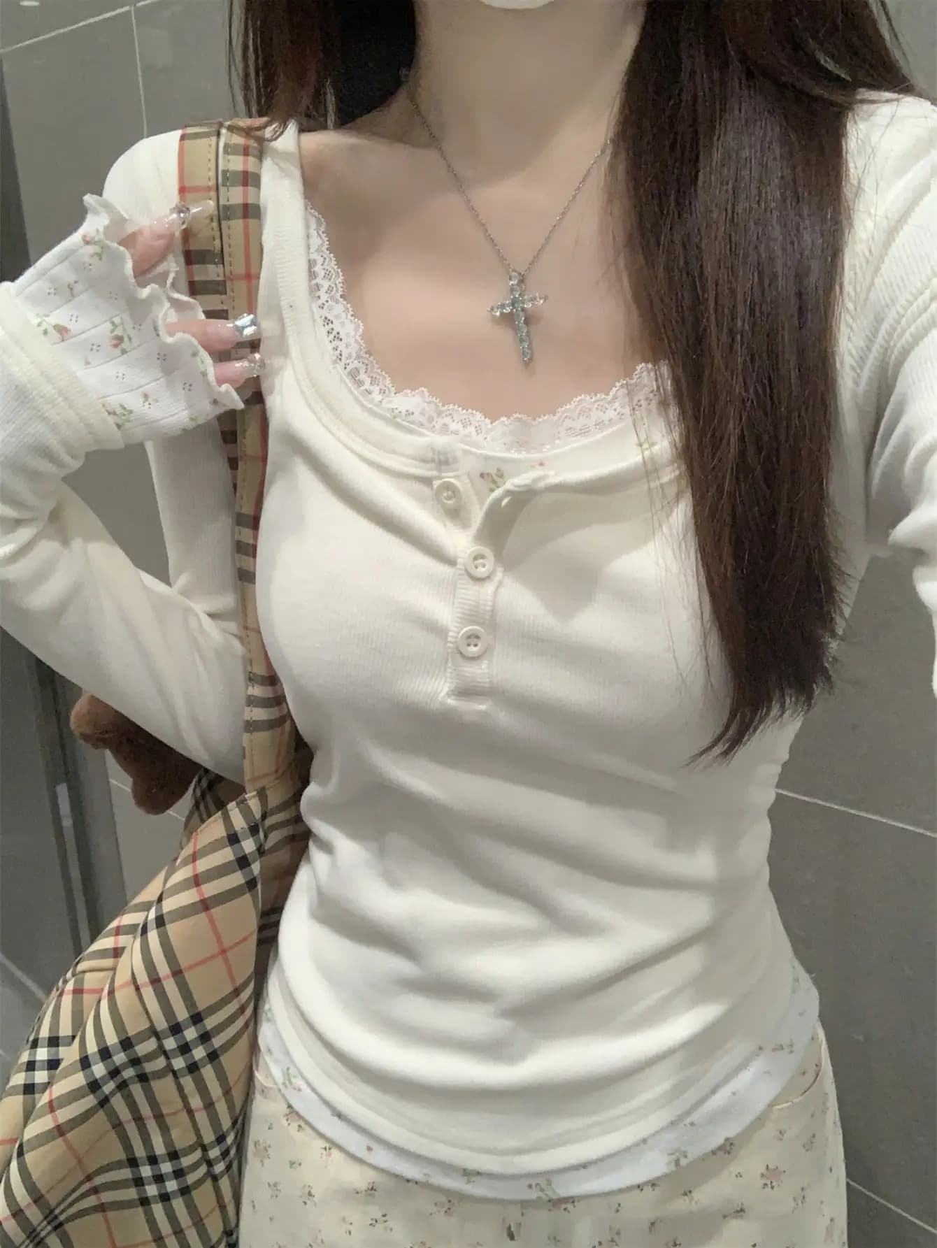 【重ね着風】カットソー レディース 長袖 トップス ロンT ヘンリーネック インナー 花柄 レース 襟付き ボタン リブ 柔らかい ストレッチ 伸縮性 タイト スリム 体型カバー 着痩せ 細見え 華奢見え 大人可愛い きれいめ カジュアル オフィス 通勤 OL デート お出かけ｜Yokos