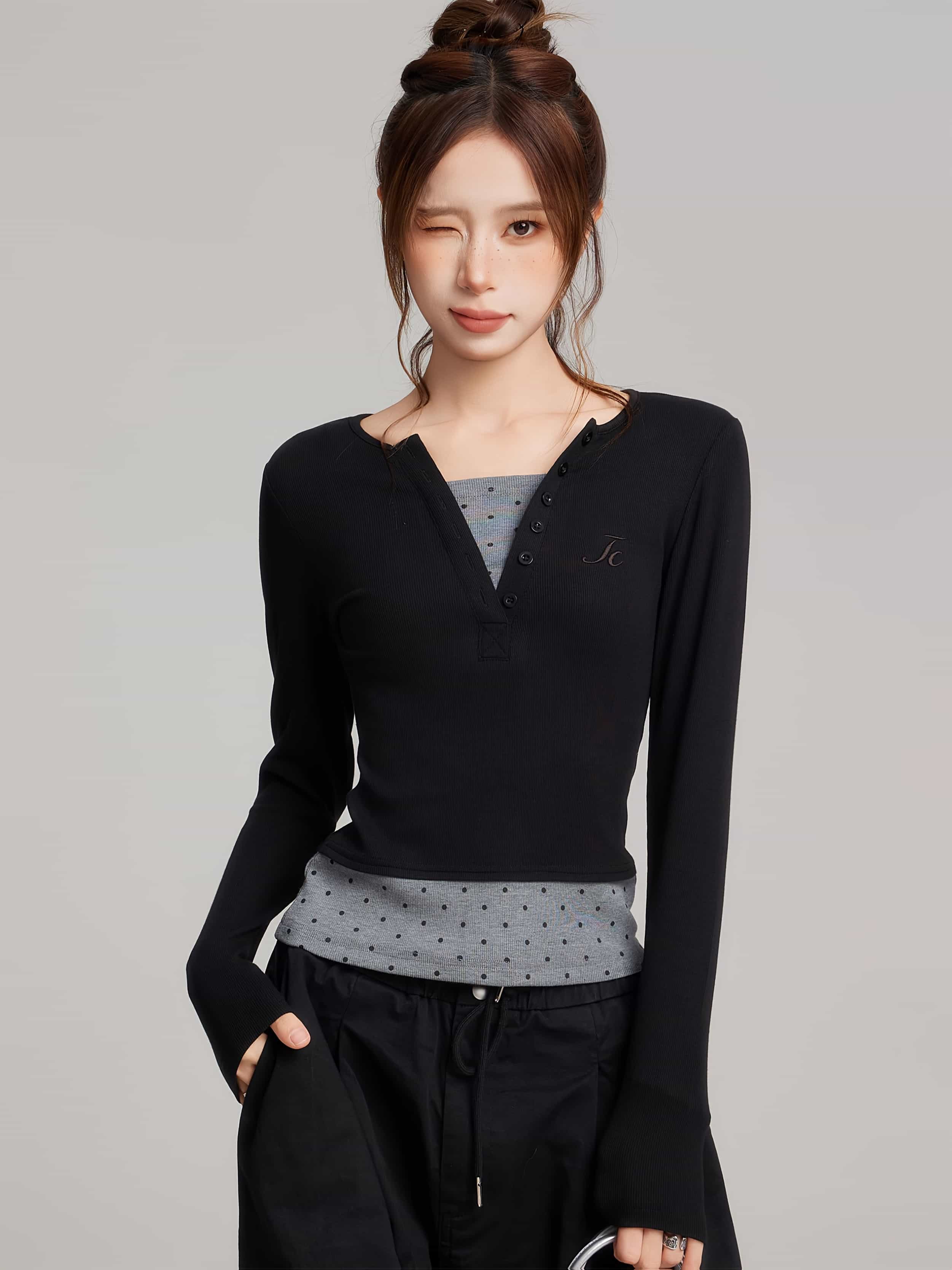 【レイヤード風】Tシャツ レディース 長袖 カットソー ヘンリーネック Vネック ドット柄 重ね着風 トップス ロンT プルオーバー ニットソー リブ タイト フィット 無地 切替 ショート丈 韓国ファッション 着痩せ 細見え 華奢見え 体型カバー 伸縮性 柔らかい