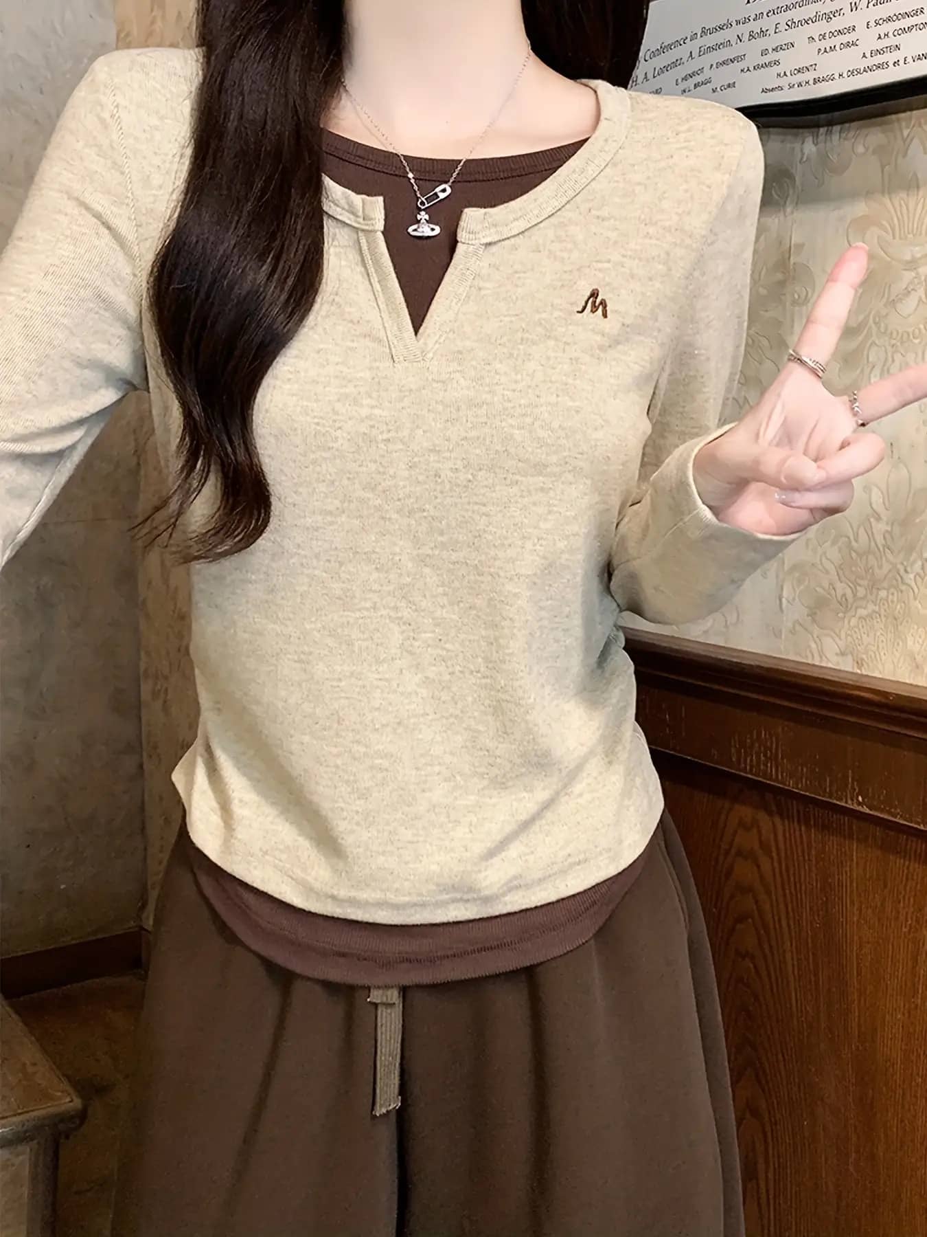 【重ね着風】 ニット レディース トップス 長袖 配色 バイカラー フェイクレイヤード キーネック Vネック プルオーバー カットソー セーター ロンT 刺繍 ワンポイント 韓国 大人可愛い きれいめ カジュアル オフィス 通勤 OL 体型カバー 着痩せ 細見え 春 秋 冬 伸縮性